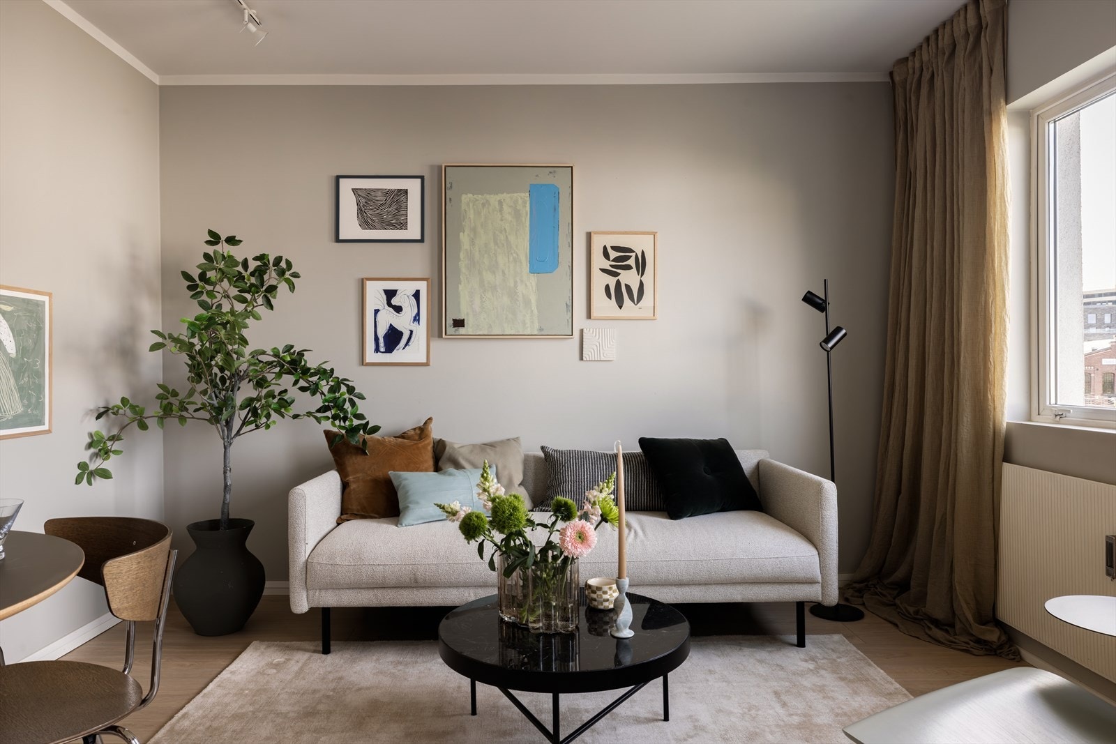 Leiligheten har slette, lyse overflater, enstavs gulv og store vindusflater som slipper inn rikelig med lys. Galleribilde