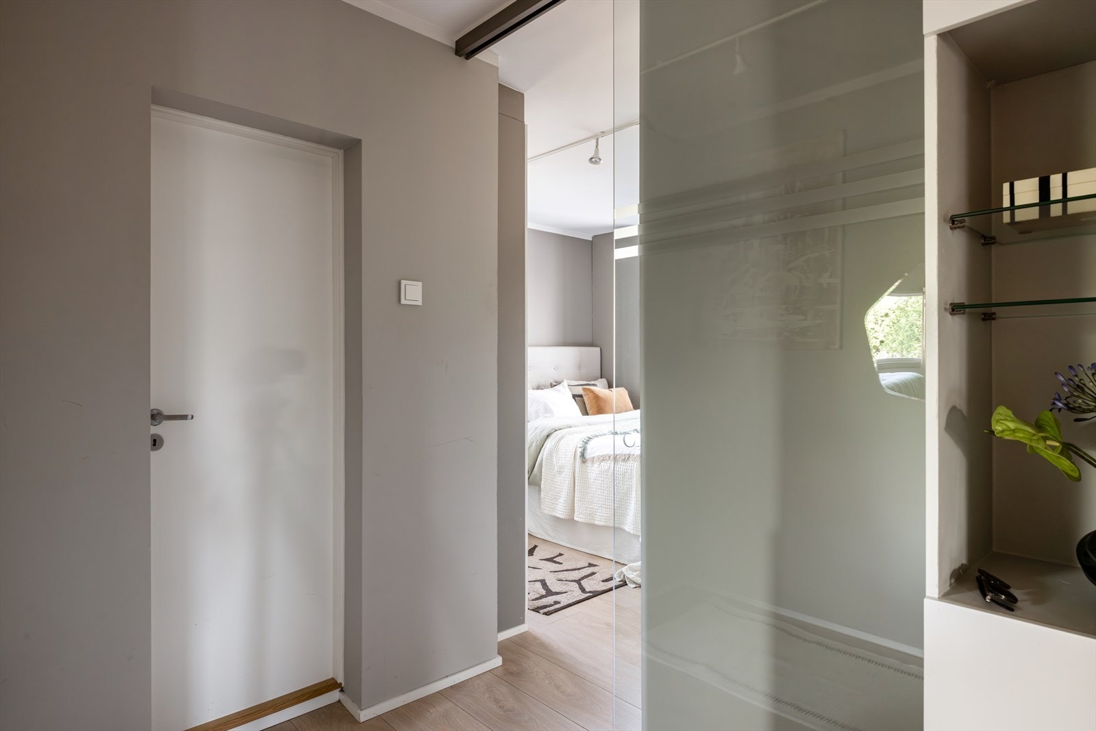 Lekker skyvedør i glass inn til soverom. Galleribilde