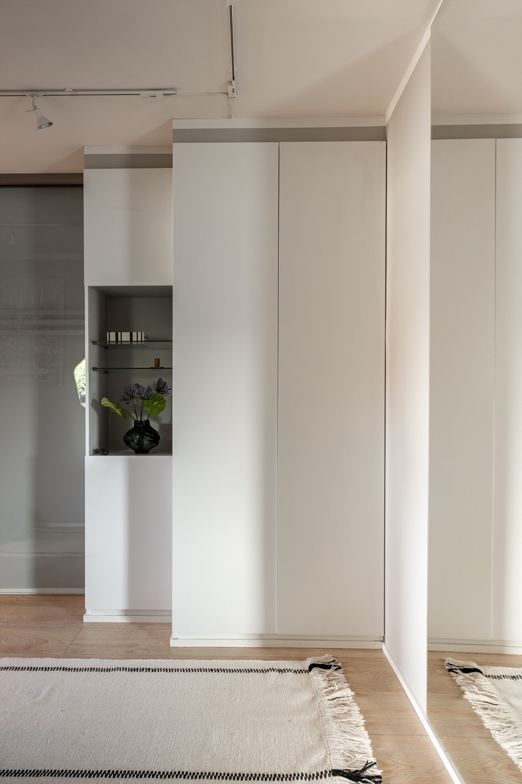 Fine, skreddersydde garderobeløsninger både i soverom og i entré. Galleribilde