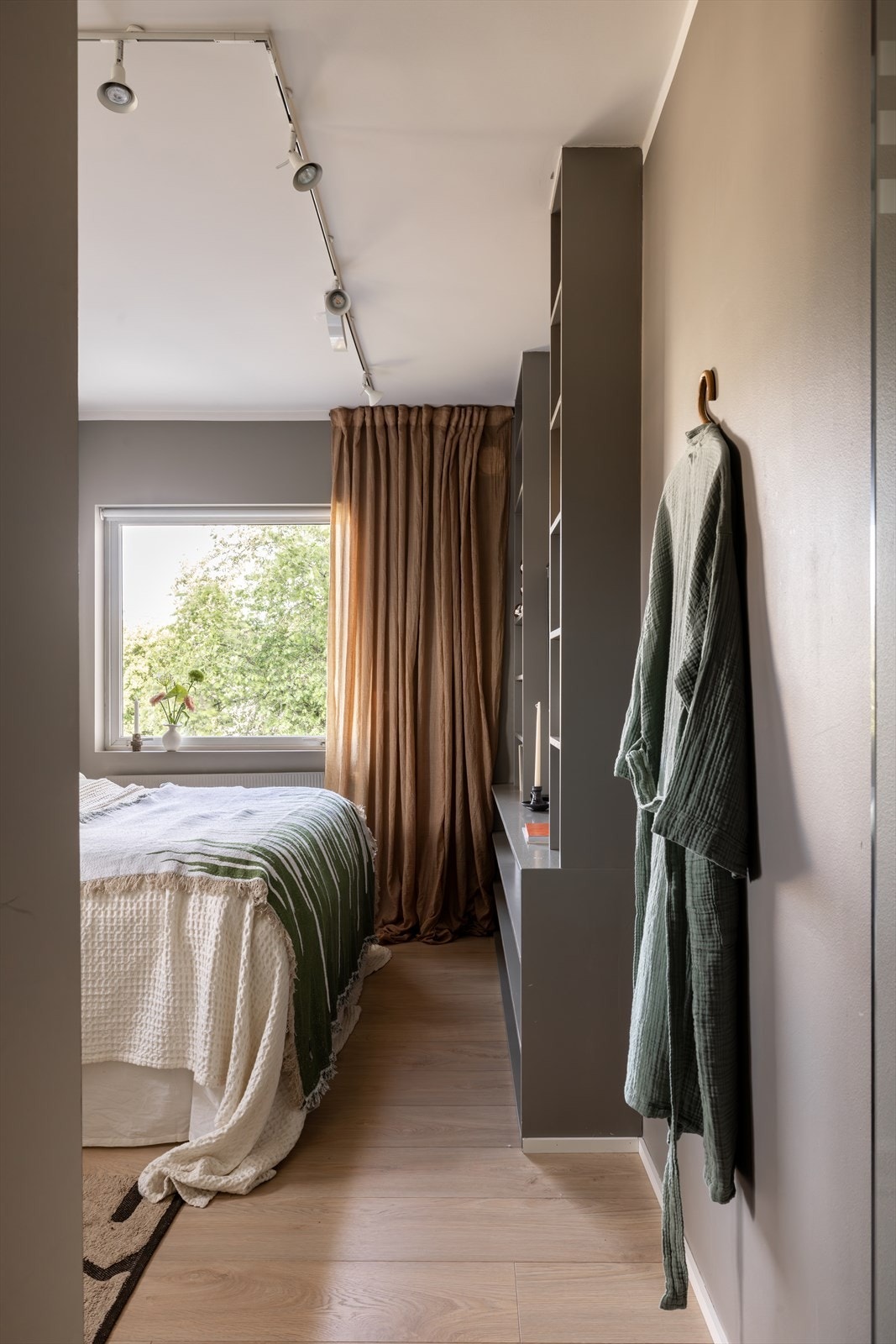 Stort og romslig soverom inn fra entré. Galleribilde