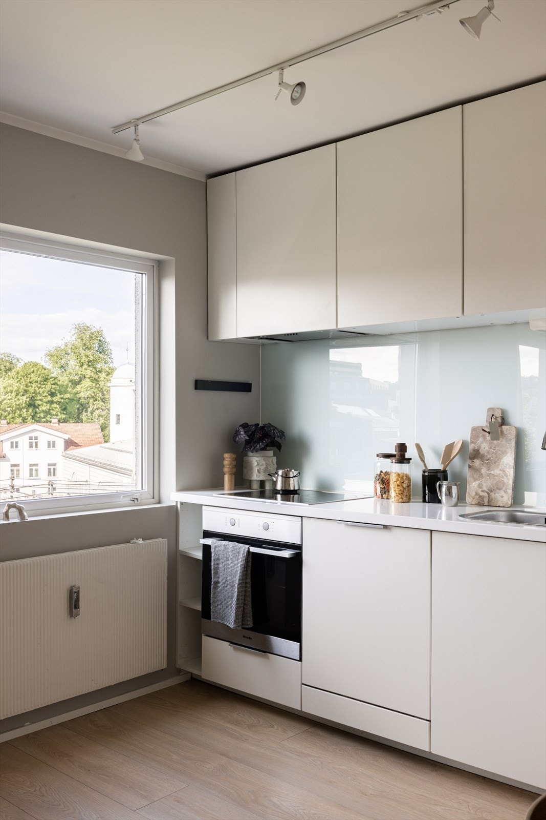 Oppvarming med radiatorer tilknyttet fjernvarme. Varmtvann og fyring er inkludert i felleskostnader. Galleribilde