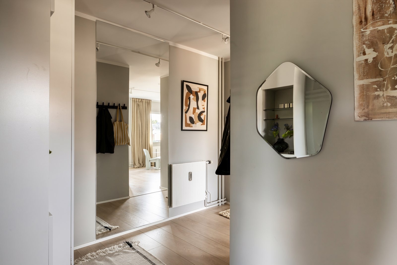 Hyggelig, åpen entré med garderobeskap. Galleribilde