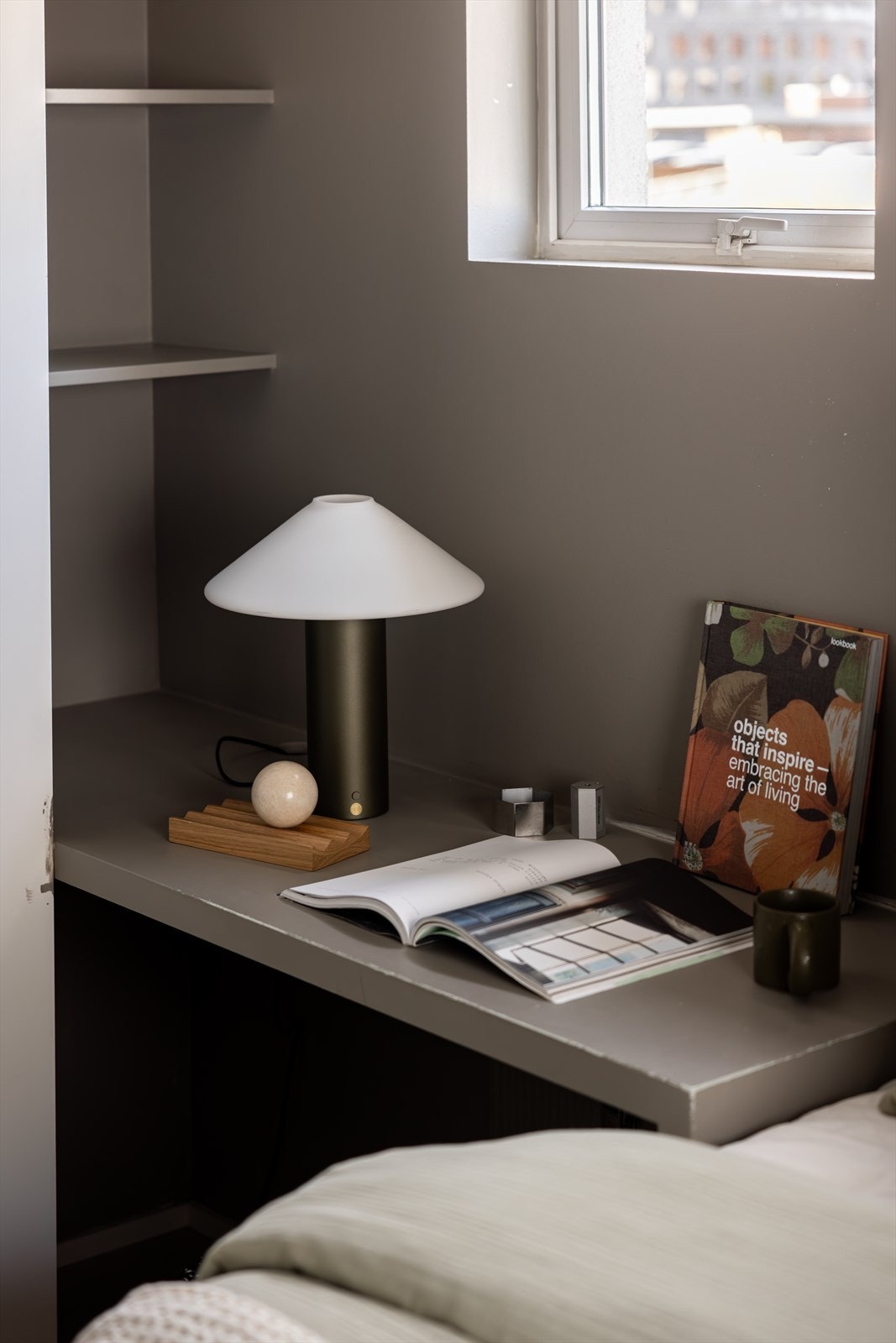 Plassbygget skrivebord for hjemmekontor. Galleribilde