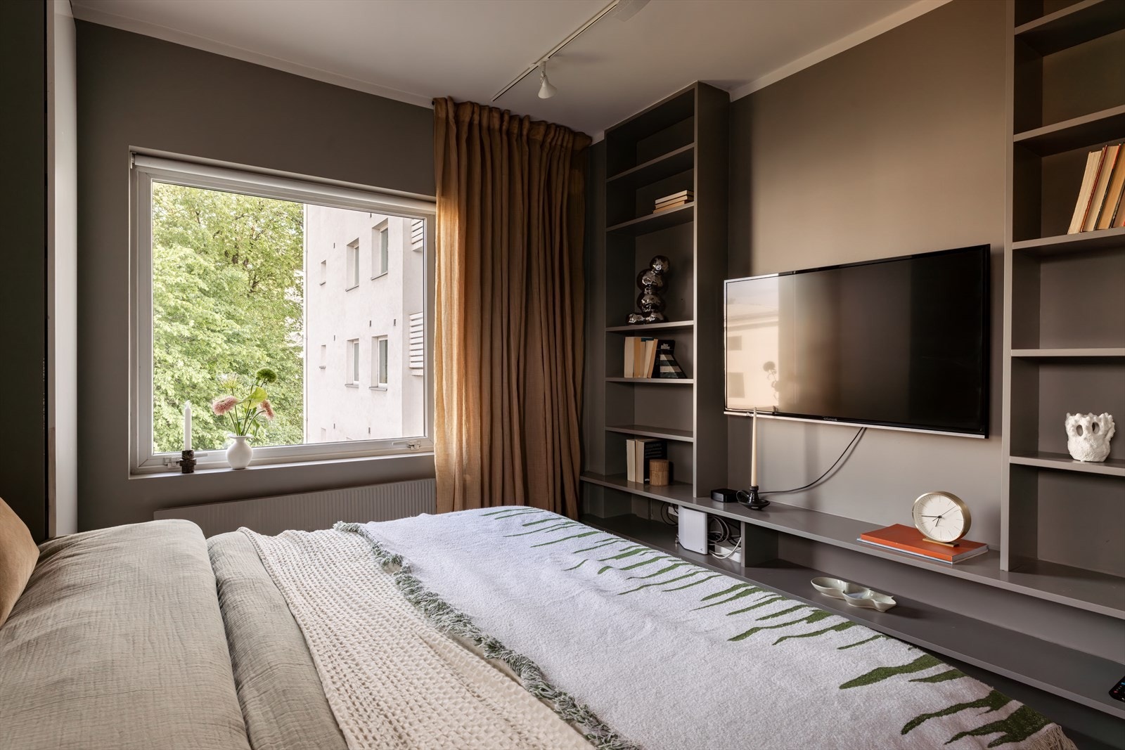 Plassbygde hyller og medievegg. Galleribilde