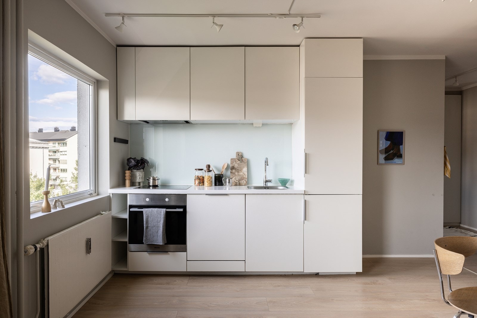 Integrert stekeovn, platetopp, oppvaskmaskin og kjøl/frys. Ventilator i kjøkken med avtrekk gjennom yttervegg. Galleribilde