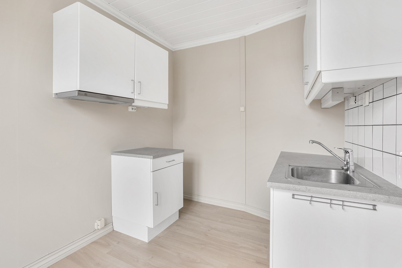 Hvite slette fronter med fliser over benk Galleribilde