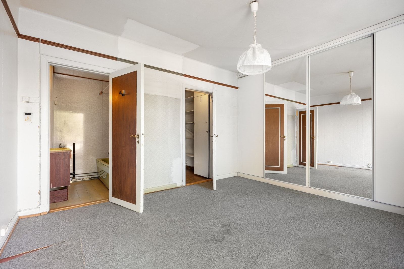 Soverom 1 med innvendig bod og ankomst til badet Galleribilde