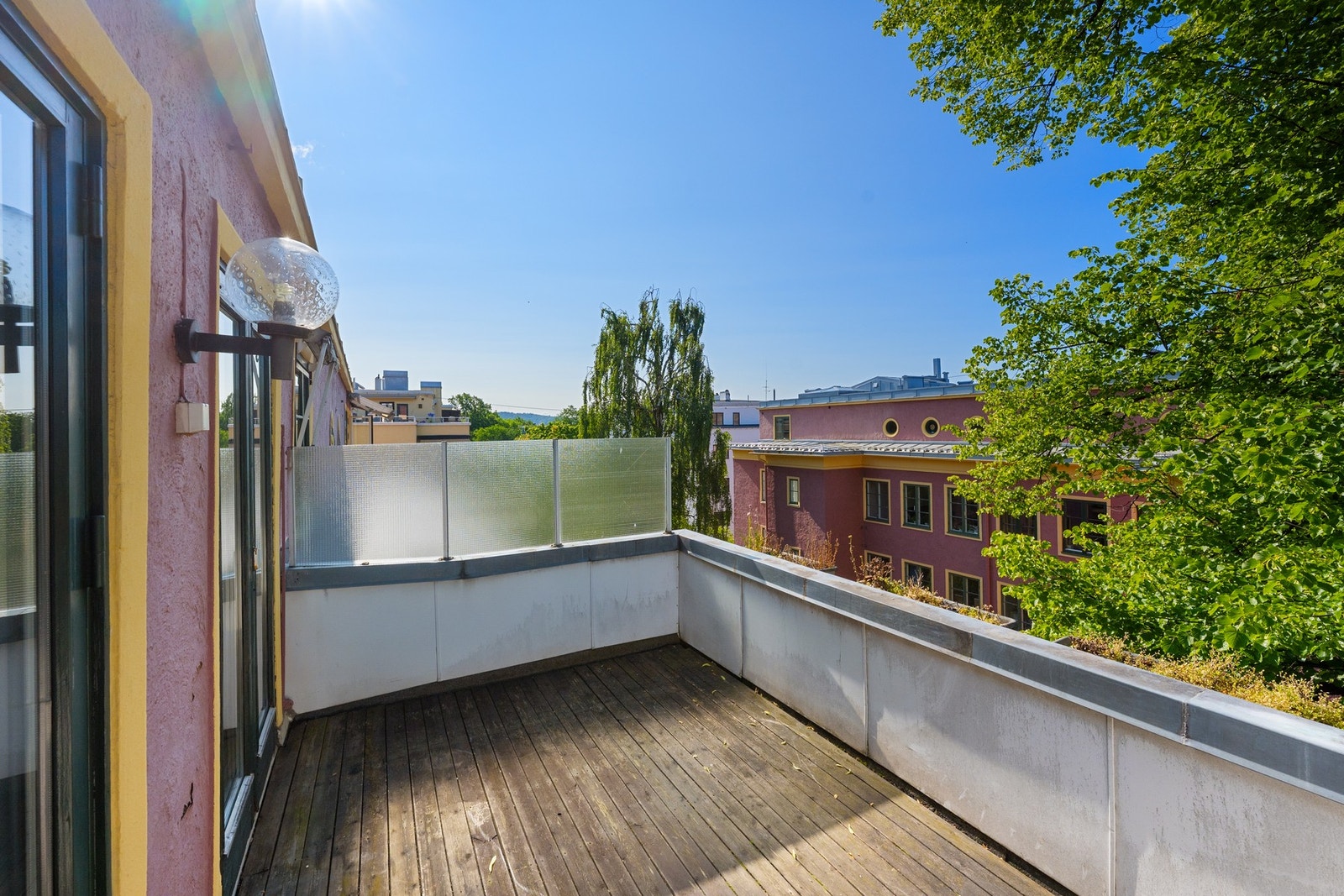 Stor, topp og endeleilighet med balkong og parkering i gårdsplass Galleribilde