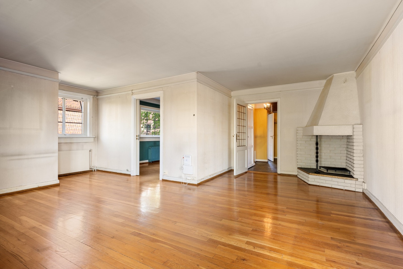 Leiligheten har en åpen og luftig planløsning med store vindusflater og god takhøyde Galleribilde