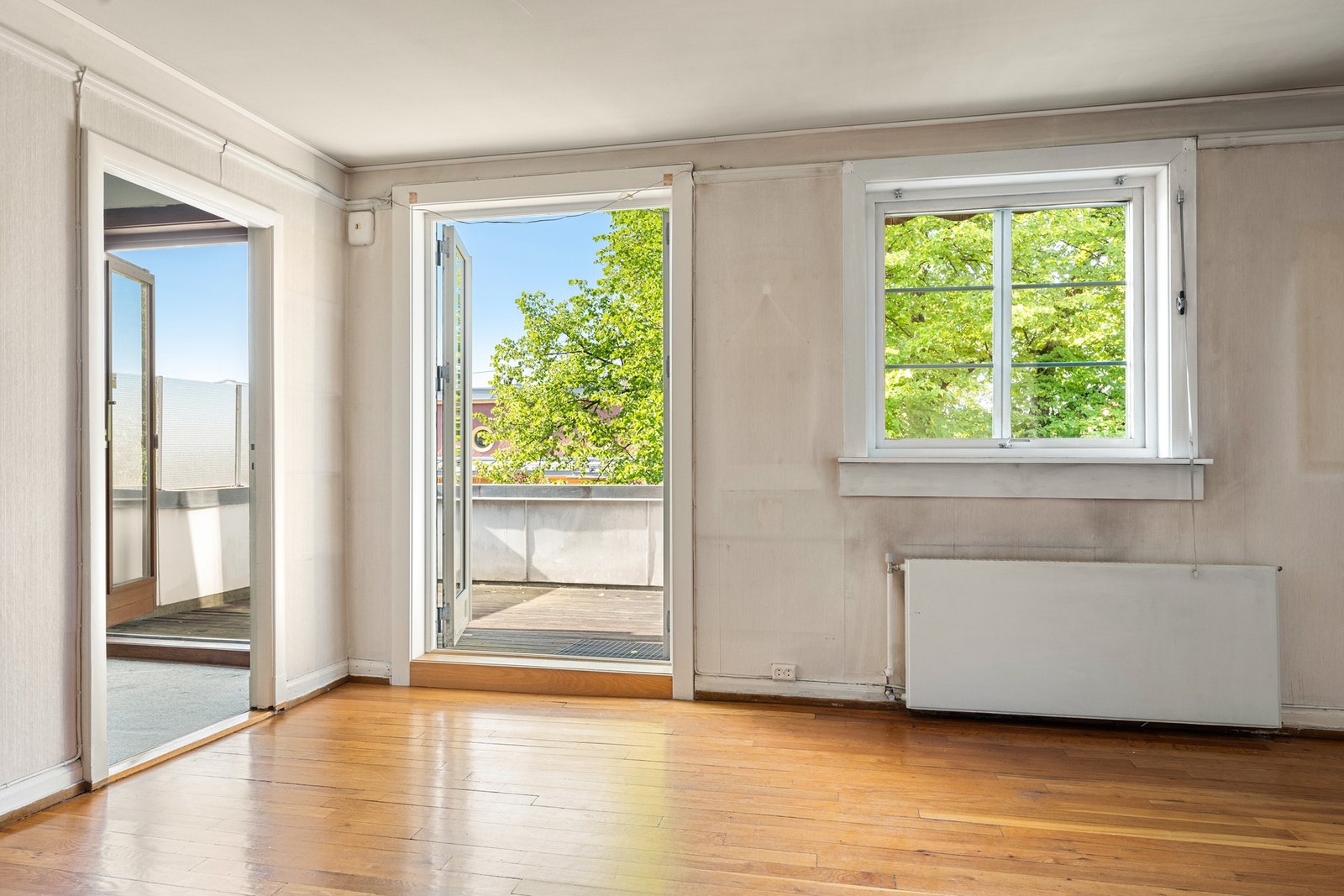 Stuen er romslig og har flere innredningsmuligheter Galleribilde