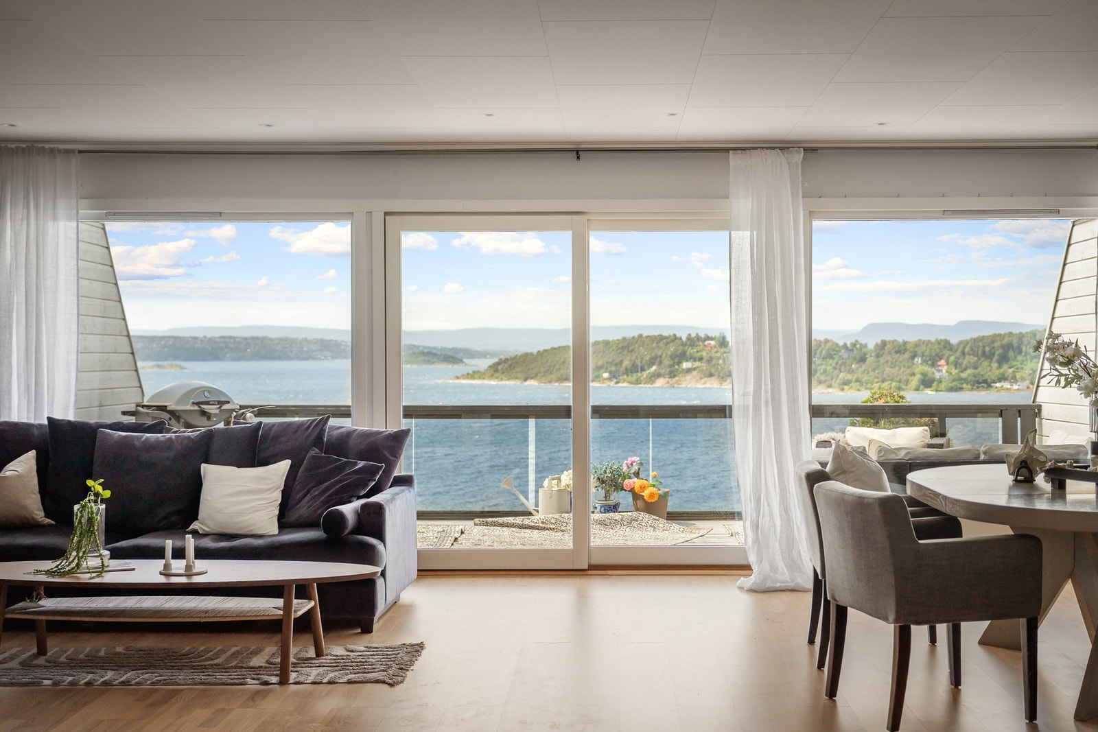 Stuen er strategisk plassert på øverste plan med panoramavinduer rett mot fjorden Galleribilde