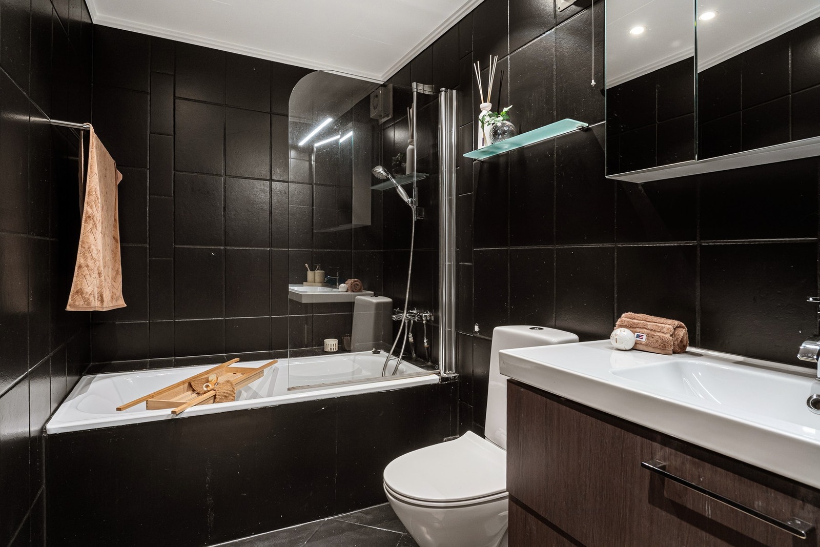 Badet ble pusset opp i 2009 i regi av tidligere eier og er utstyrt med badekar med dusj, toalett, servant med skuffer og speil med belysning Galleribilde