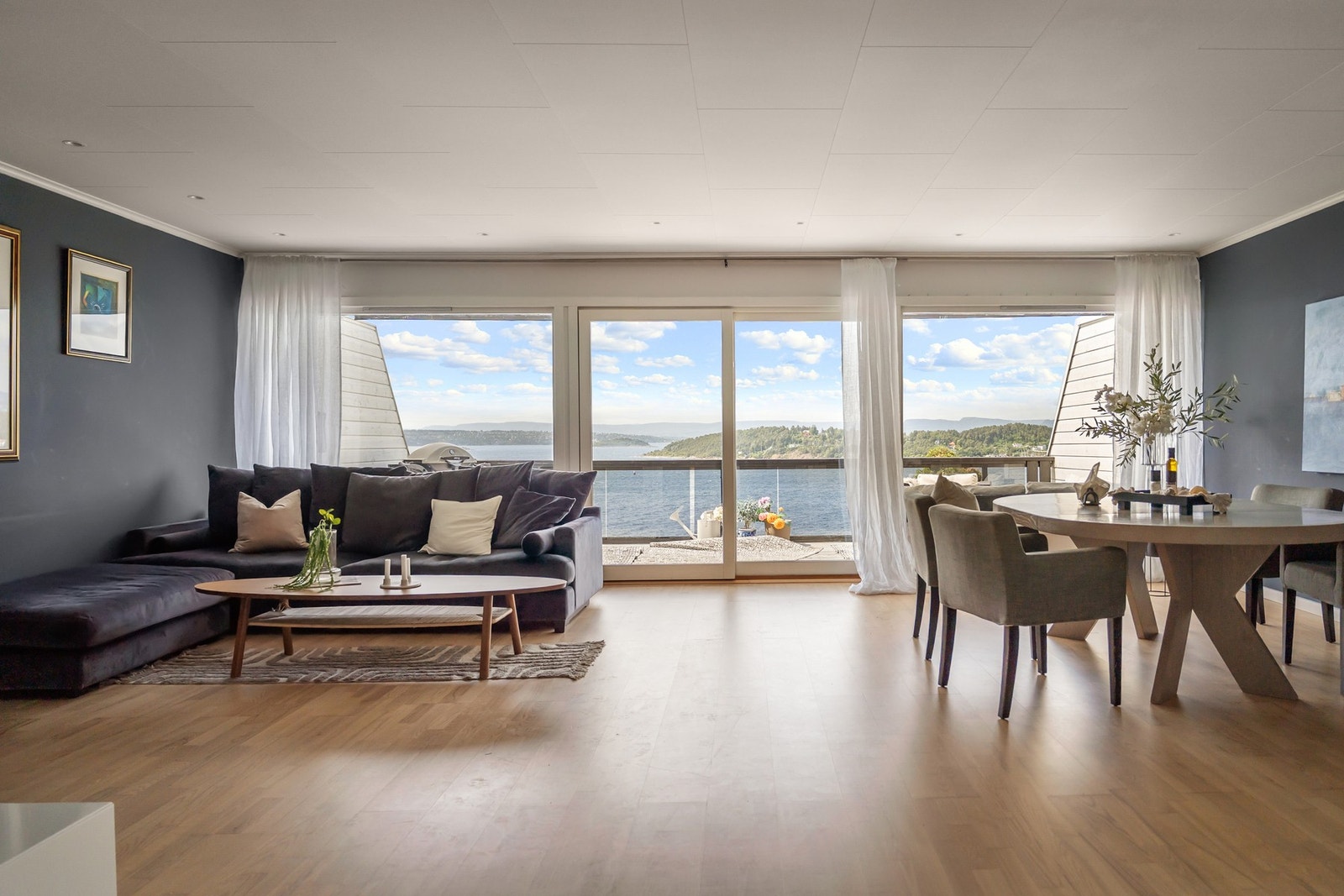 Stue med god plass til sofamøblement og spisebord Galleribilde