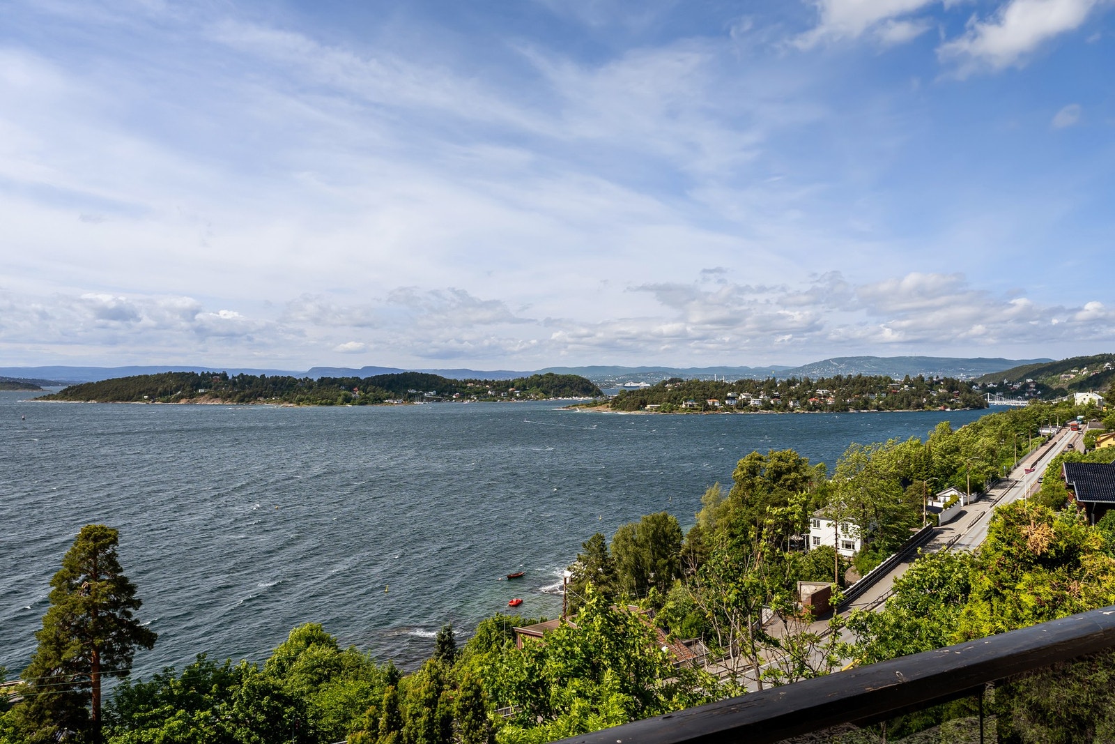Langstrakt utsikt over fjorden Galleribilde