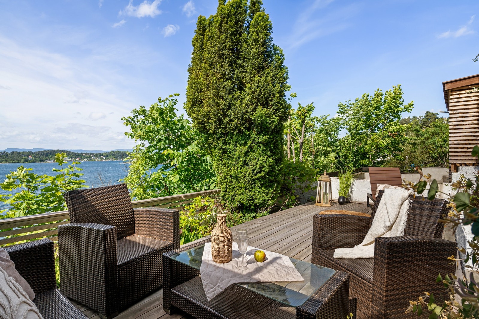 Velholdt, attraktivt kjedet enebolig med fantastisk fjordpanorama, utmerkede solforhold, herlige terrasser og garasje Galleribilde
