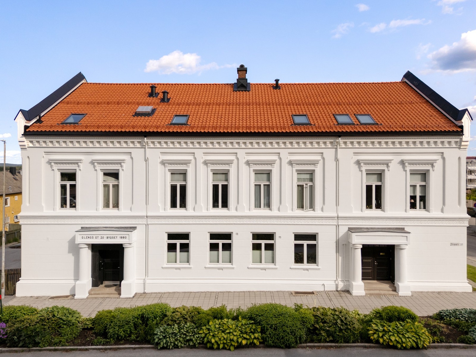 Leiligheten ligger i 2. etasje og ble renovert i 2007. Galleribilde