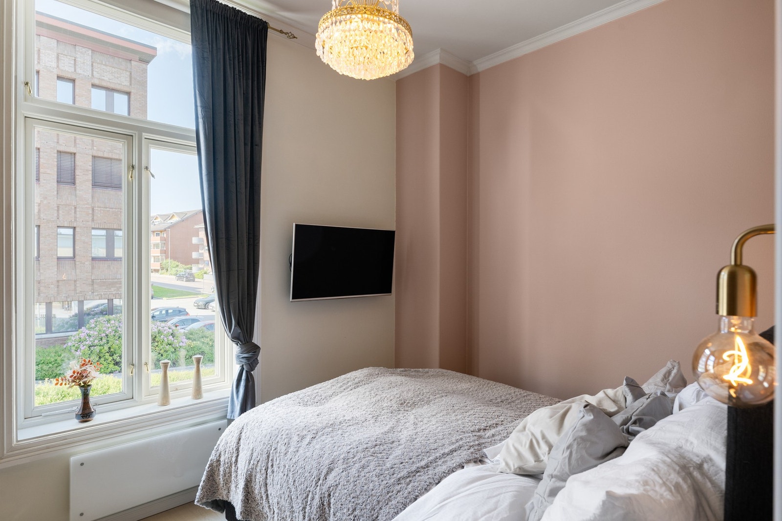 Det er to romslige soverom, hovedsoverom med stor skyvedørsgarderobe. Galleribilde