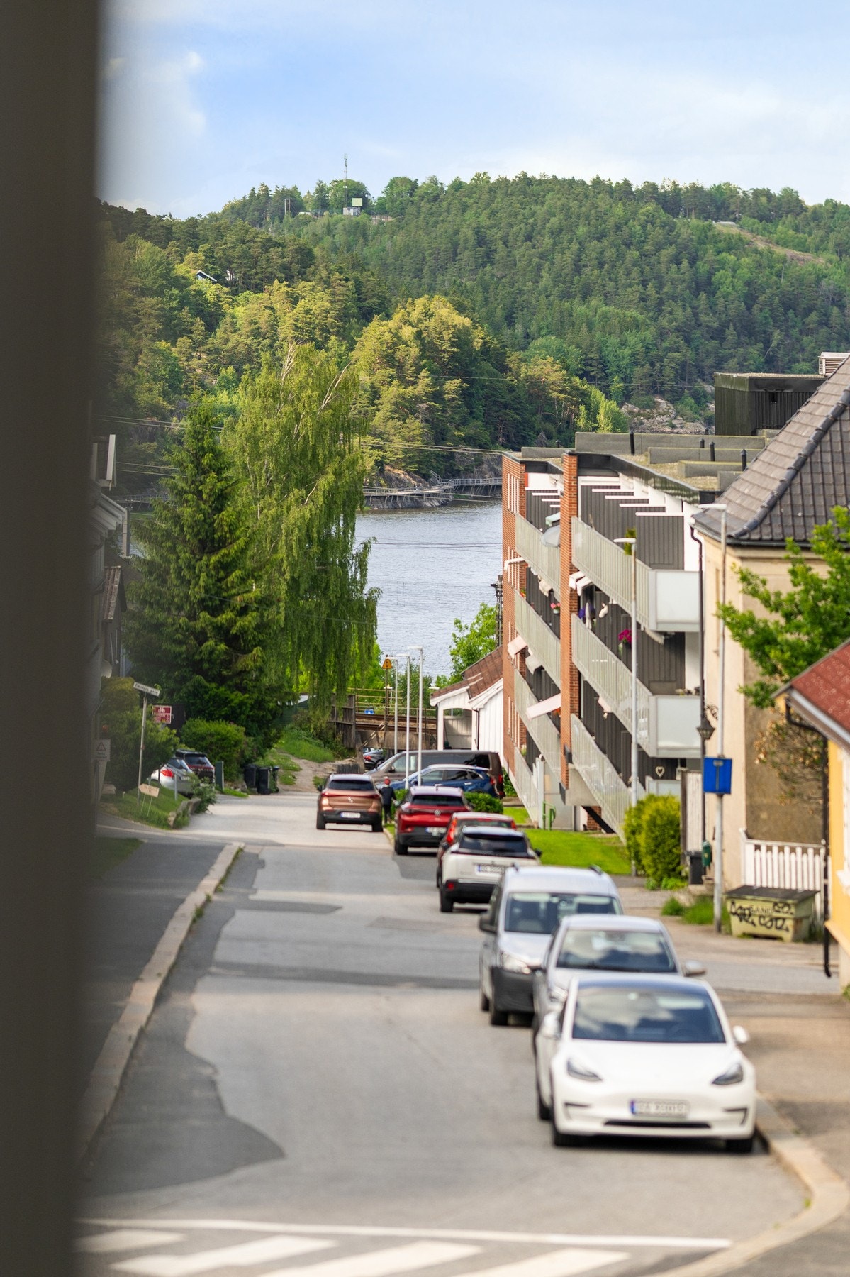 Gløtt til vannet/Glengshølen. Galleribilde