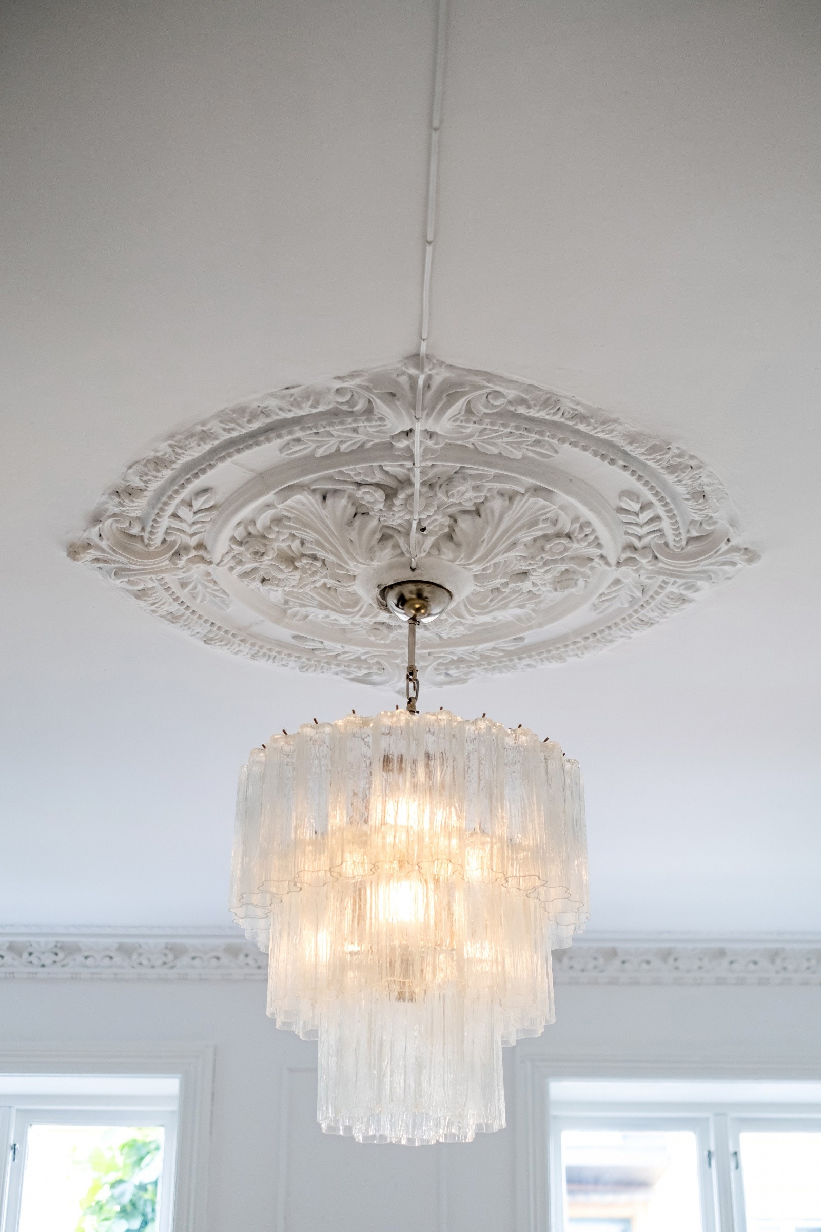 I taket i stuen er det en nydelig rosett. Galleribilde