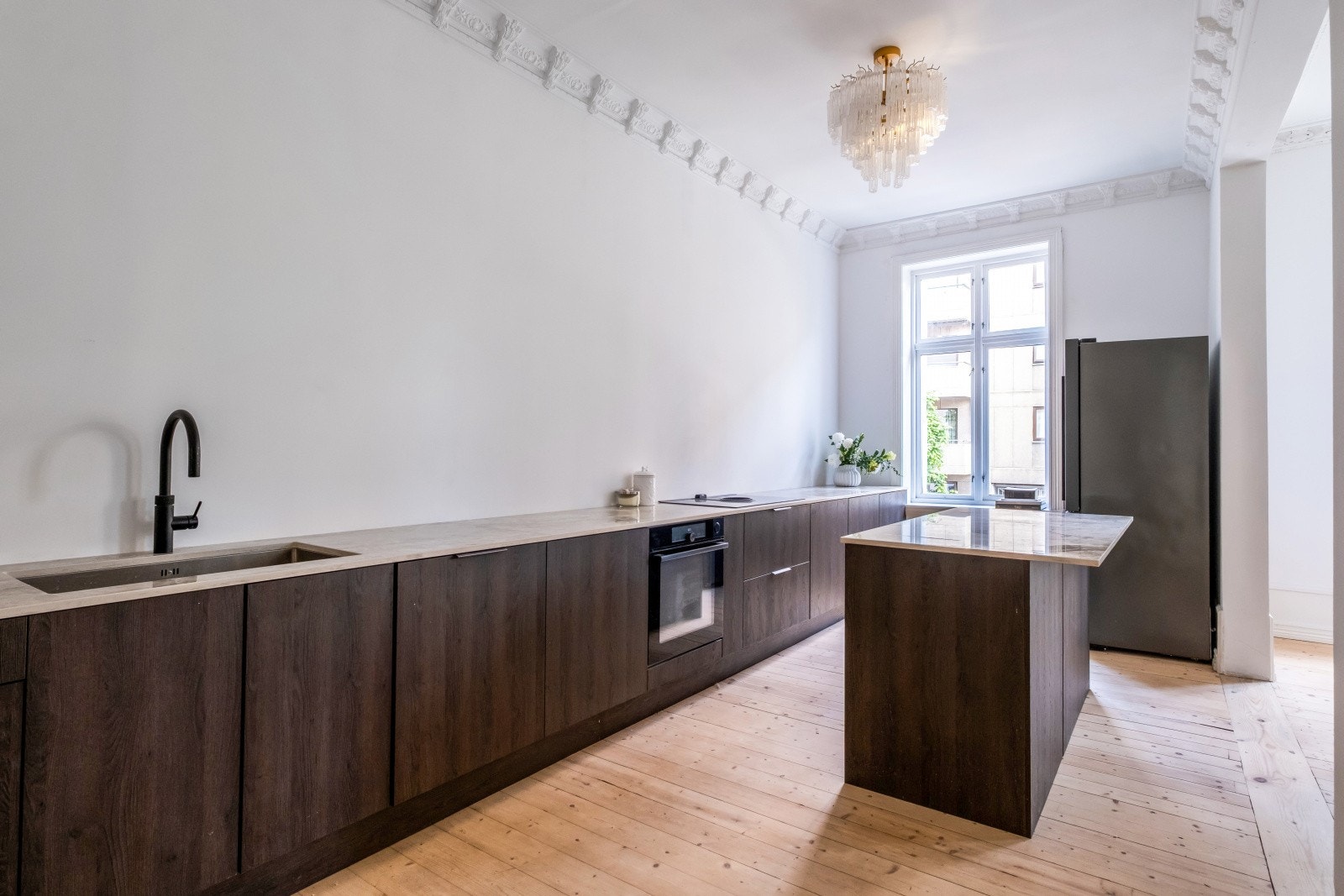 Kjøkkenet fra Norema har eksklusive fronter i amerikansk valnøtt, med keramisk benkeplate fra nerostein og kan skilte med god arbeidsplass og rikelig med oppbevaring. Galleribilde