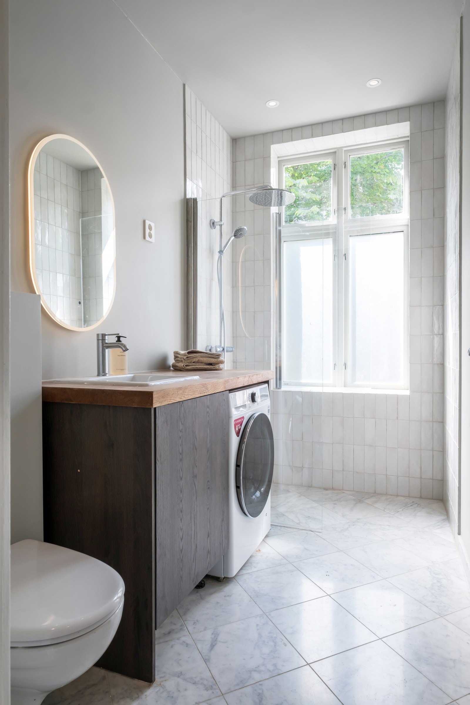 Boligen kan skilte med nytt flott bad fra 2025, med eksklusive marmorfliser på gulvet og flotte stavfliser fra den italienske kvalitetsprodusenten Marazzi i dusjsonen. Varmtvann er felles i sameiet. Galleribilde