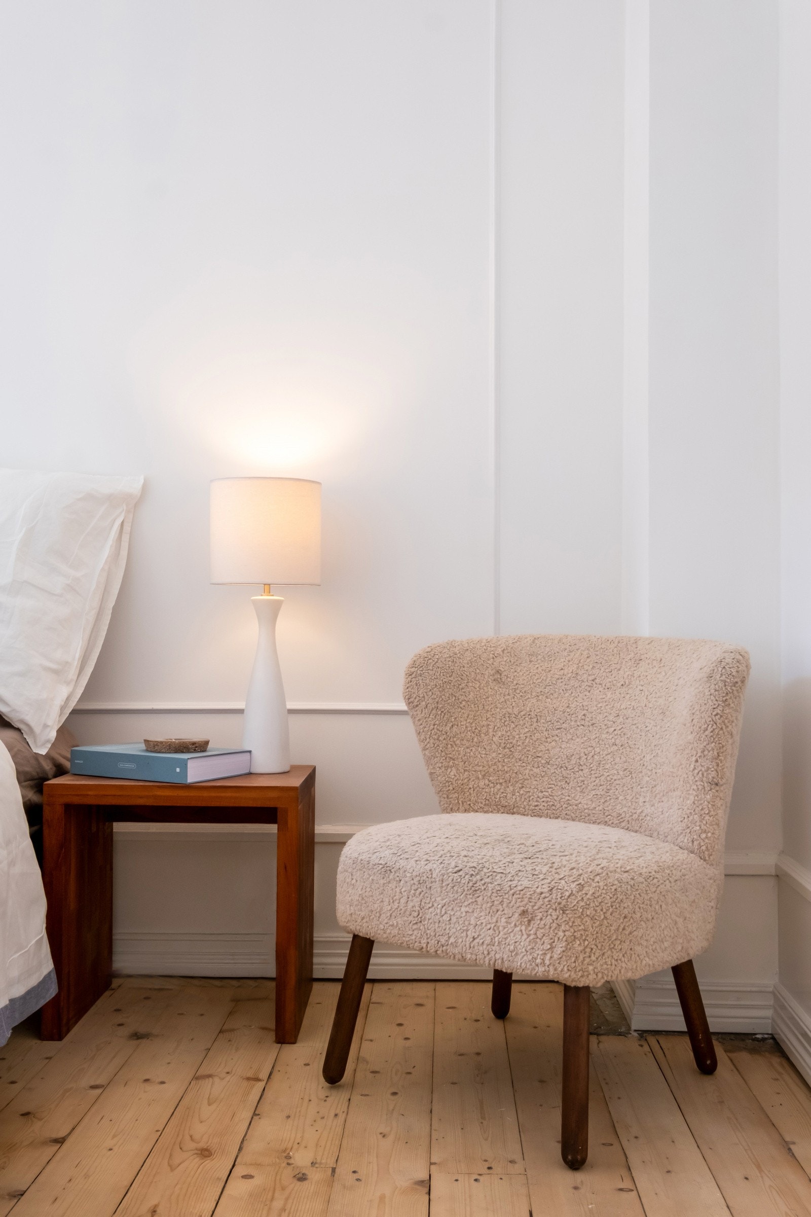 Lune tregulv og lyse flater bidrar til den gode atmosfæren i boligen. Galleribilde