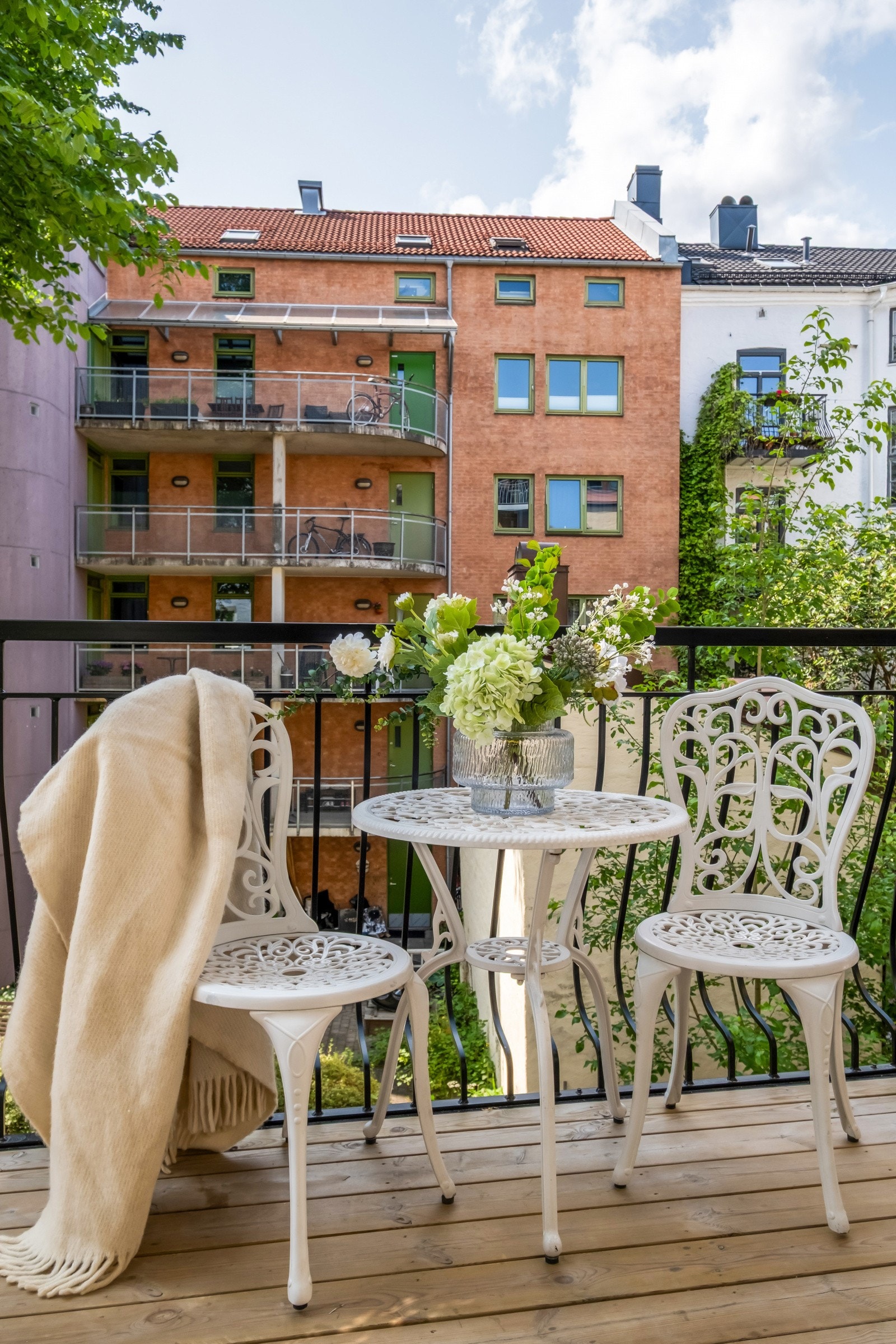 På balkongen kan man nyte "utelivet" på de varme dagene. Galleribilde