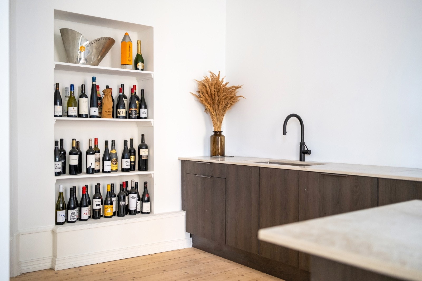 Kjøkkenet har en praktisk, integrert hylleløsning. Galleribilde