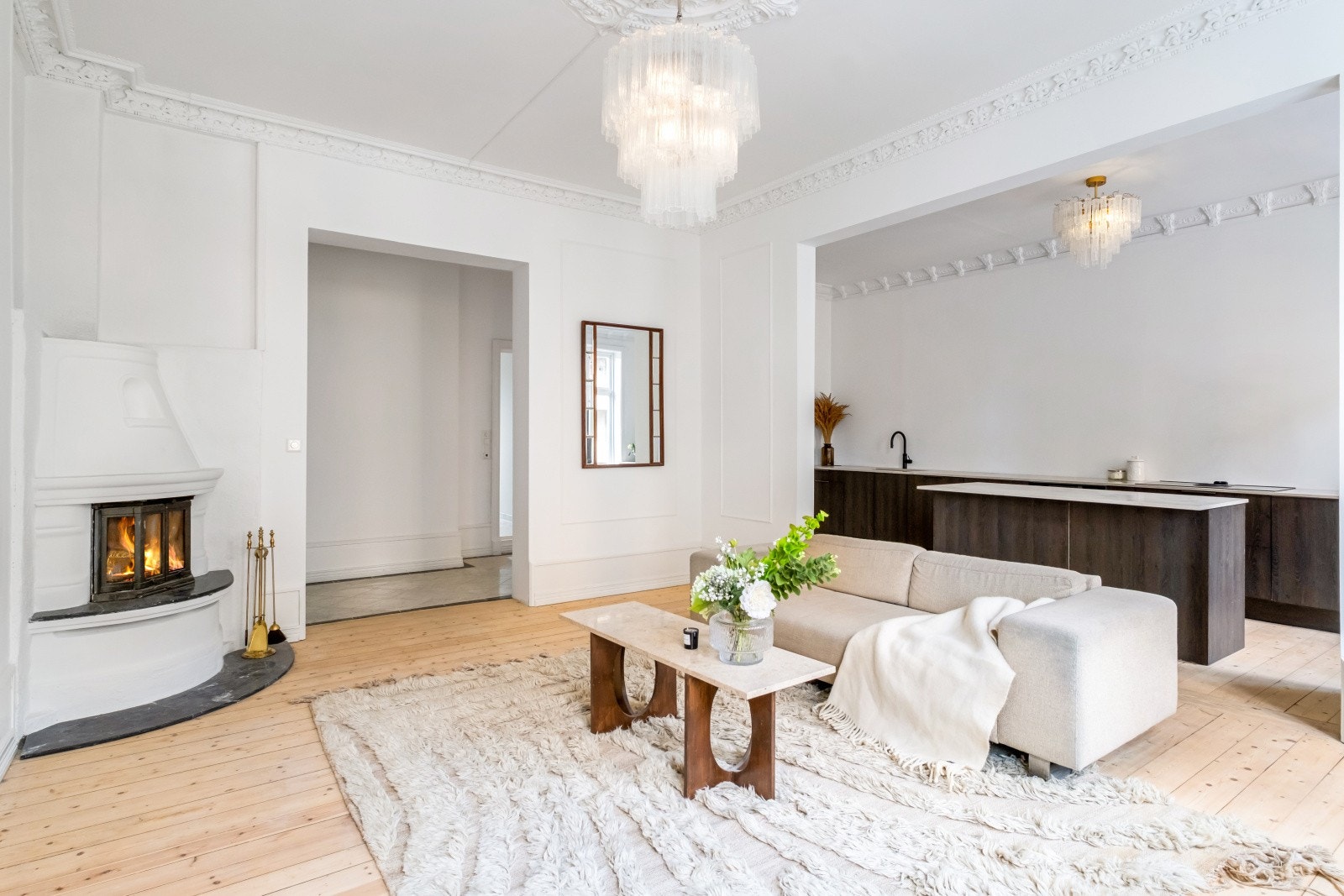 Boligen utmerker seg med lune tregulv, god takhøyde og klassiske elementer som stukkaturlister og rosett. Galleribilde