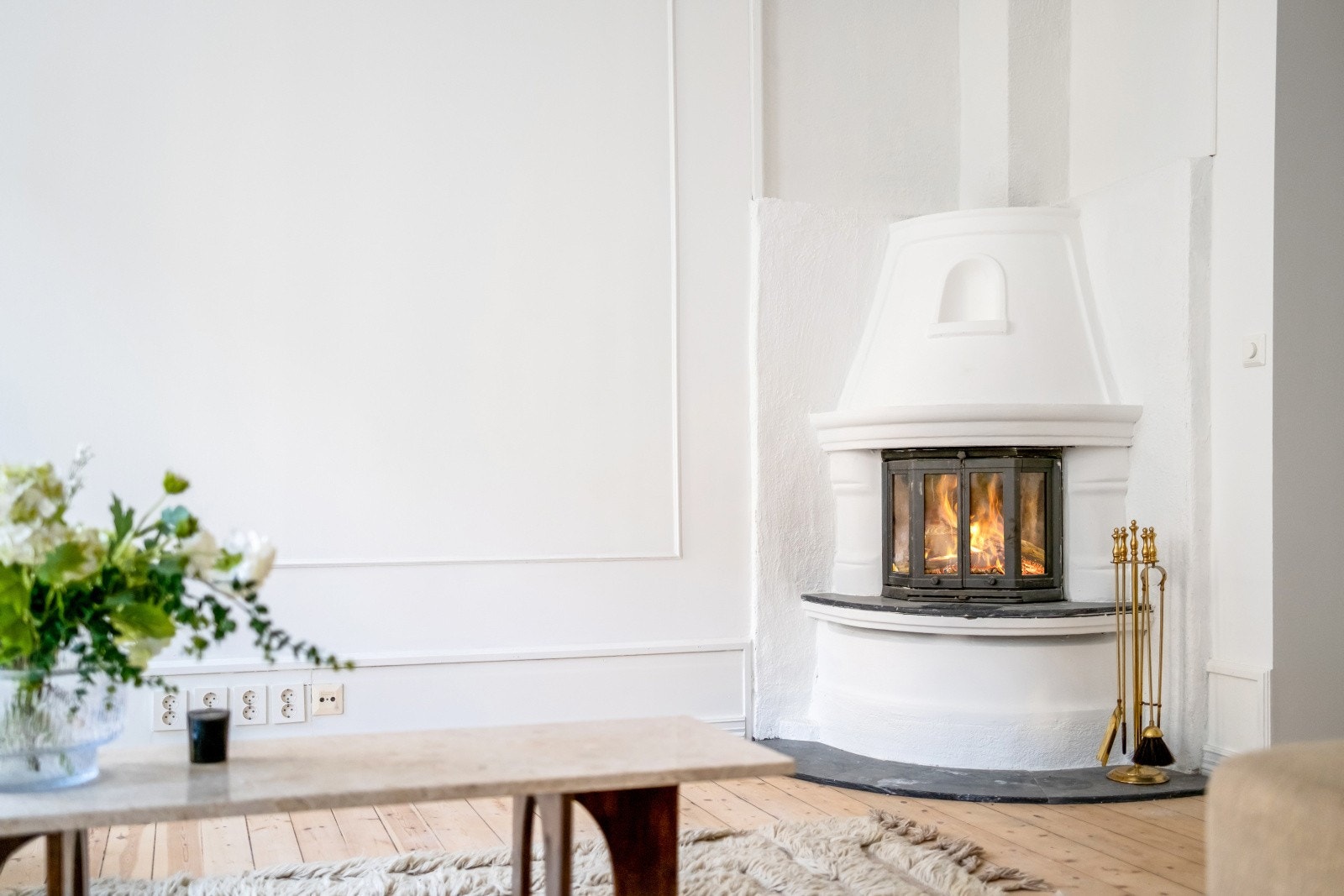 Peisen i stuen gir både lun varme fra vedfyring og en fin atmosfære i den sosiale sonen. Galleribilde