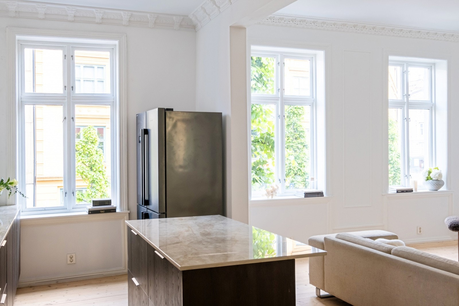 Store og høye vindusflater gir meget godt lysinnslipp. Galleribilde