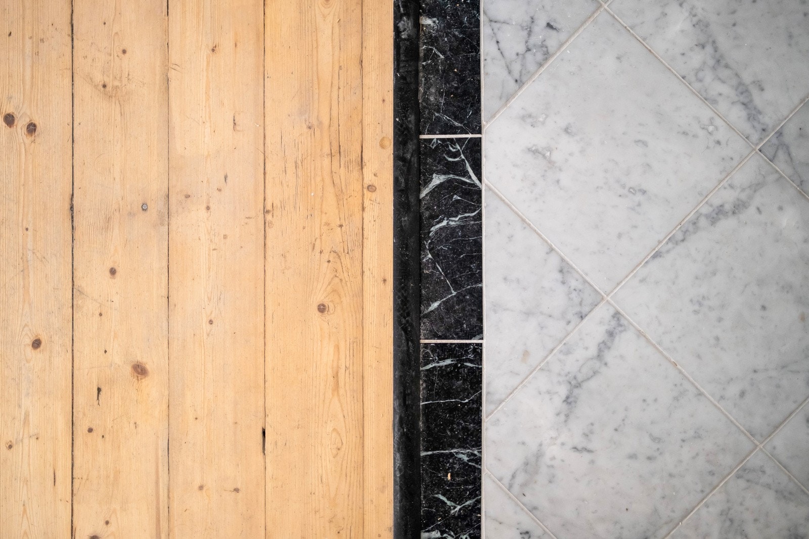 I entréen er det et lekkert marmorgulv med underliggende varmekabel. I god kontrast til det klassiske originale tregulvet i de resterende oppholdsrommene. Galleribilde