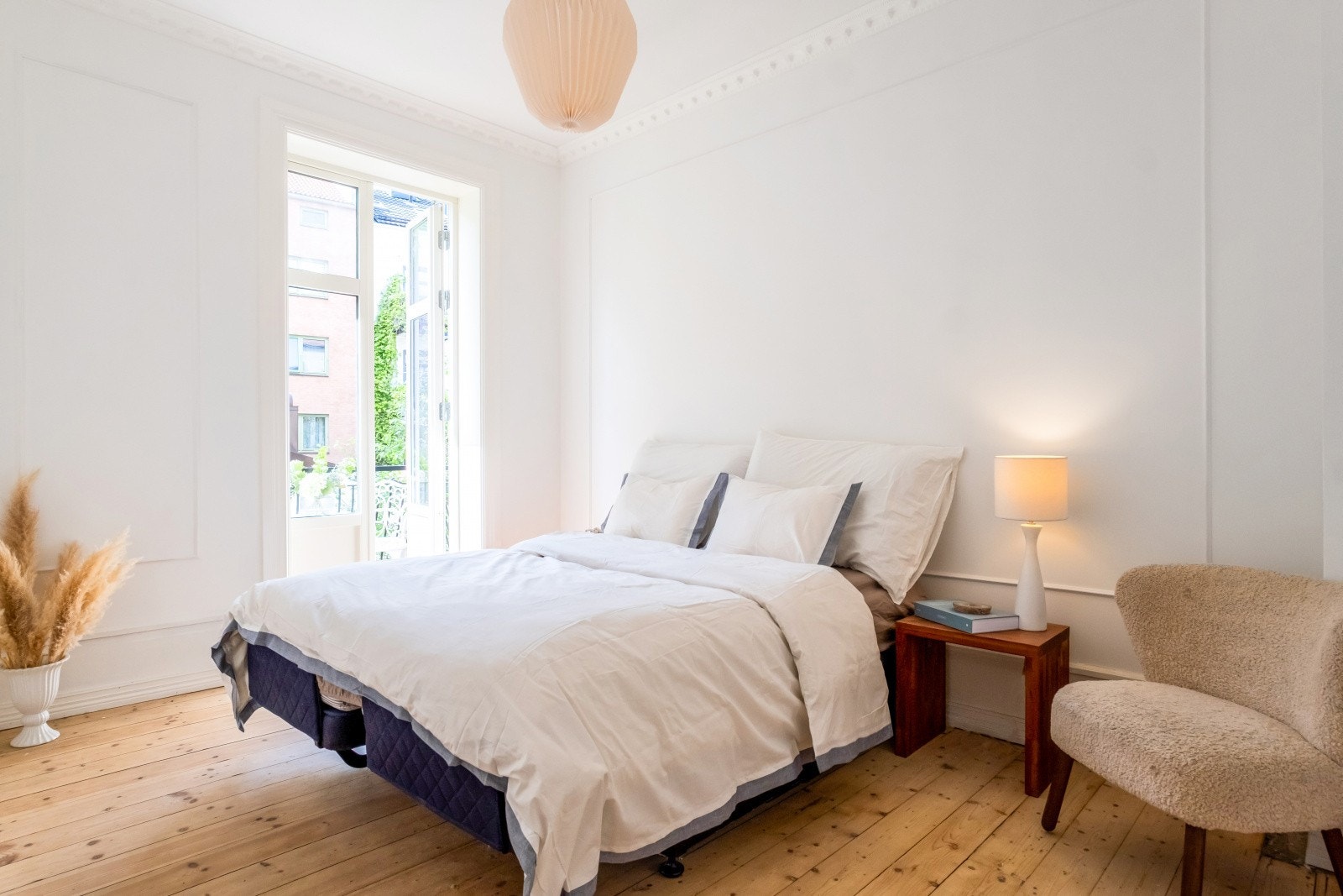 Hovedsoverommet er av god størrelse, lyst og innbydende, med flotte klassiske detaljer på lister og i tak. Galleribilde