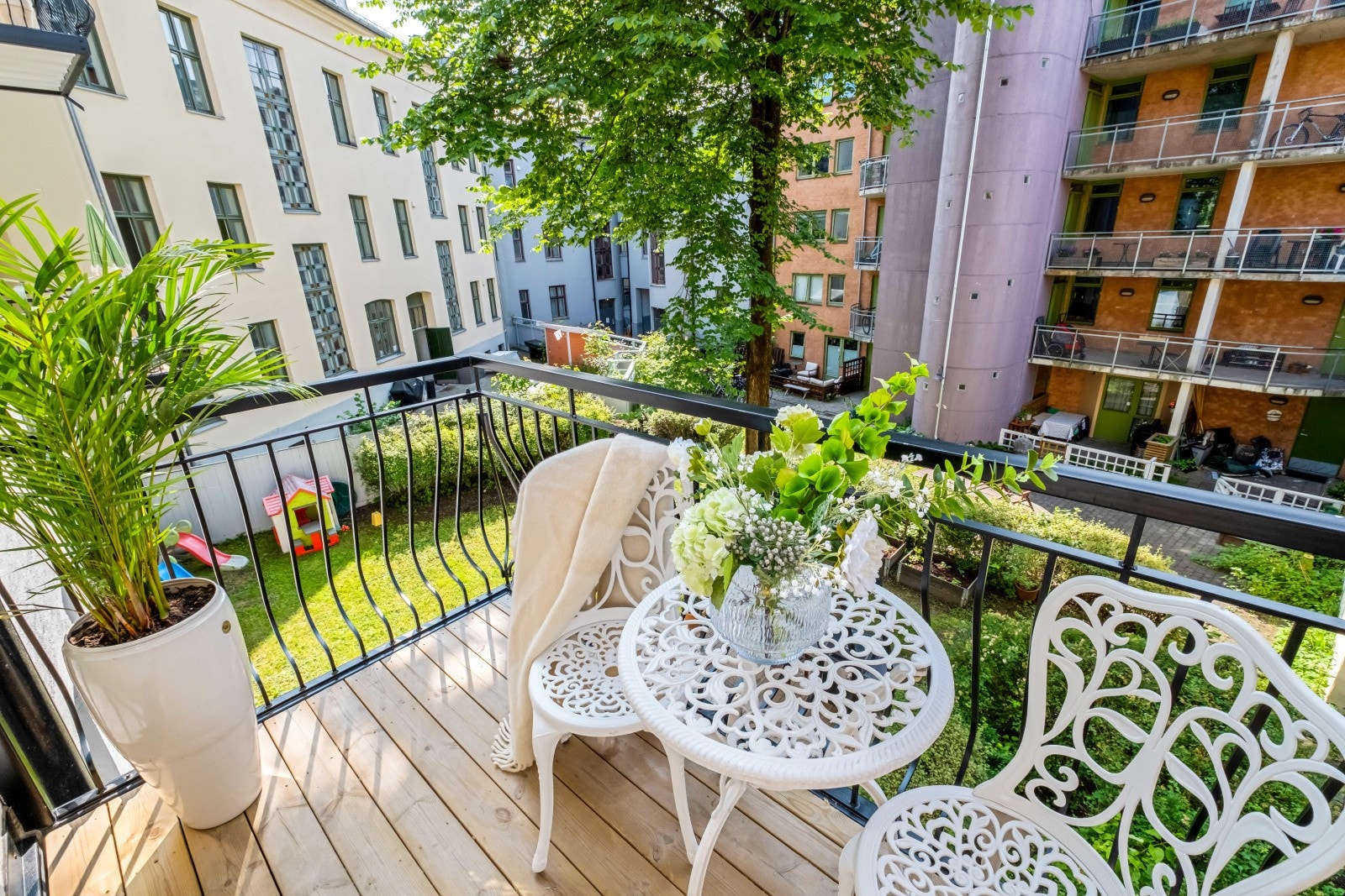 Boligen har privat balkong som vender mot nydelige grøntarealer og felles gårdsrom. Det er også felles takterrasse i sameiet. Galleribilde