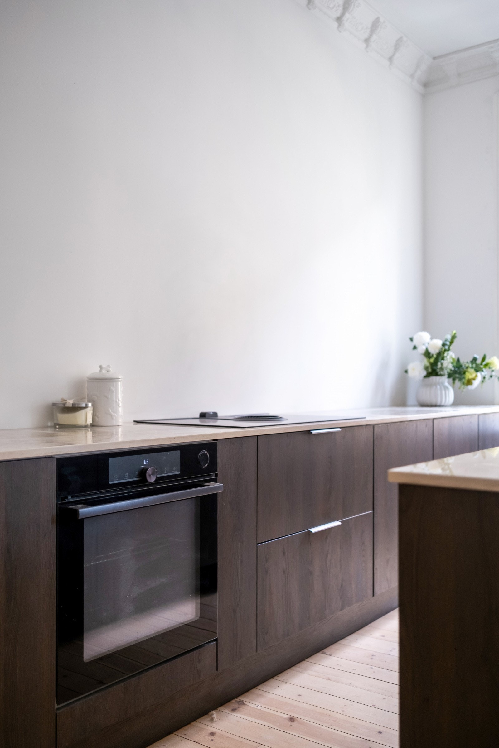 Det romslige kjøkkenet (ca. 18 kvm) har koketopp med integrert ventilator, komfyr og oppvaskmaskin. Galleribilde