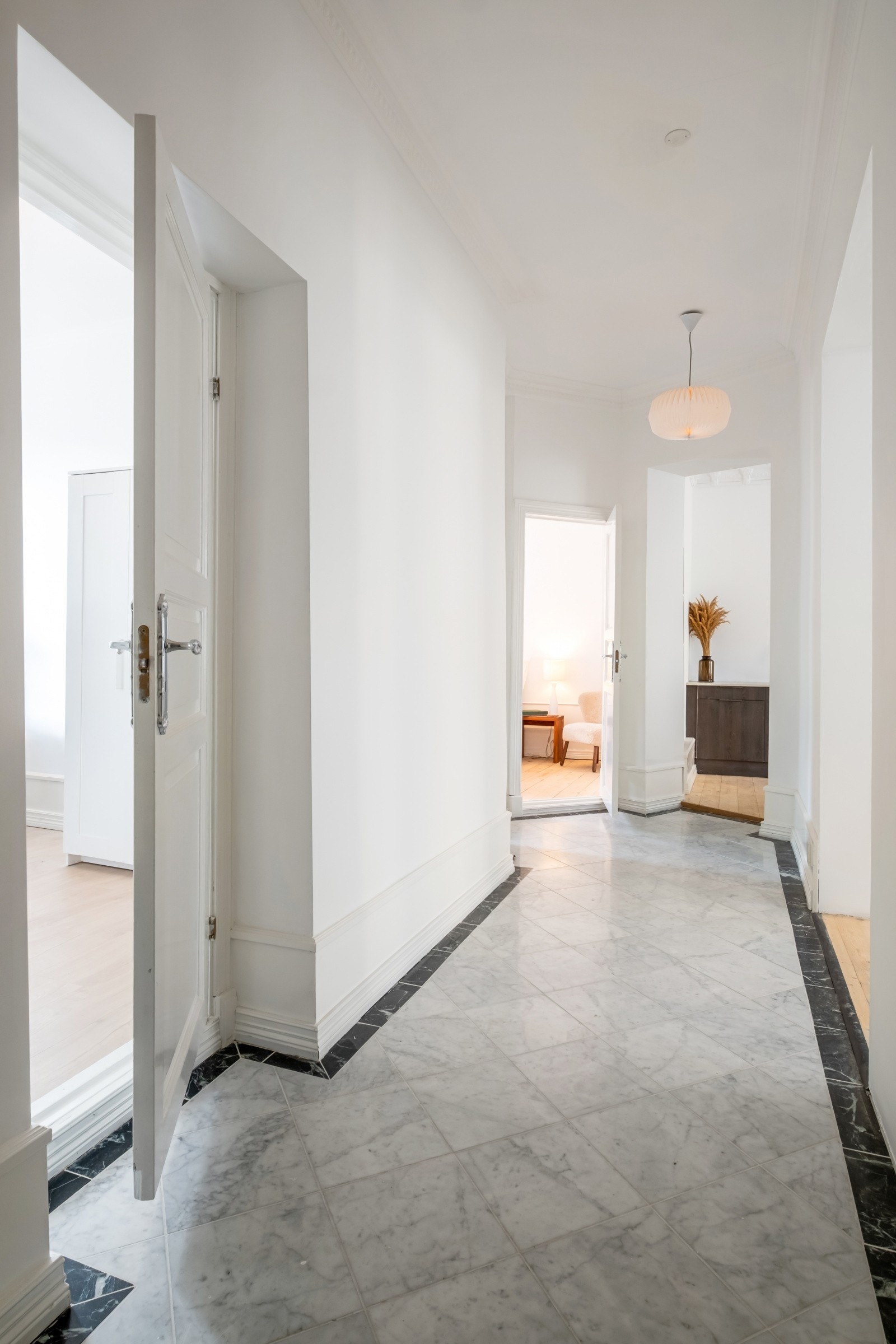 Det første som møter deg i inngangspartiet er eksklusivt marmorgulv, flotte taklister og godt lys. Galleribilde