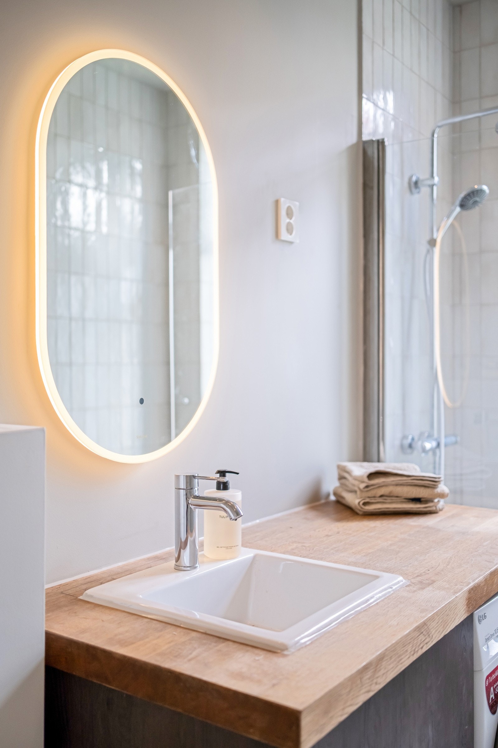 Badet har lekker og plassefektiv innredning. Det er armaturer og detaljer i kvalitetsbevisste merker. Galleribilde