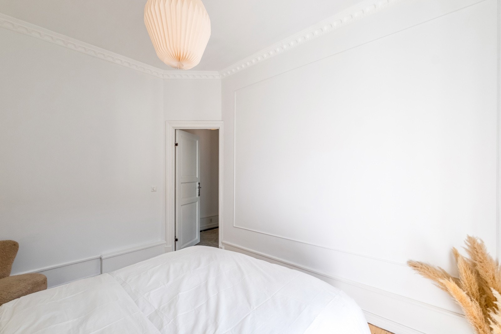 Boligen er holdt i lyse farger som gir god romvirkning. Galleribilde