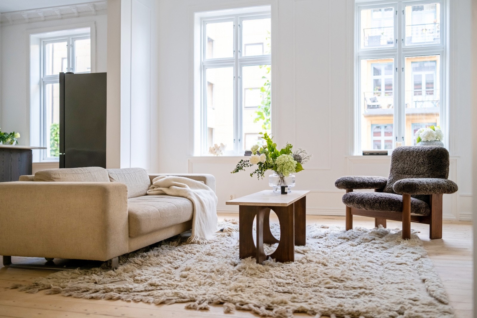 Stuen får rikelig med naturlig dagslys fra store vindusflater. Galleribilde