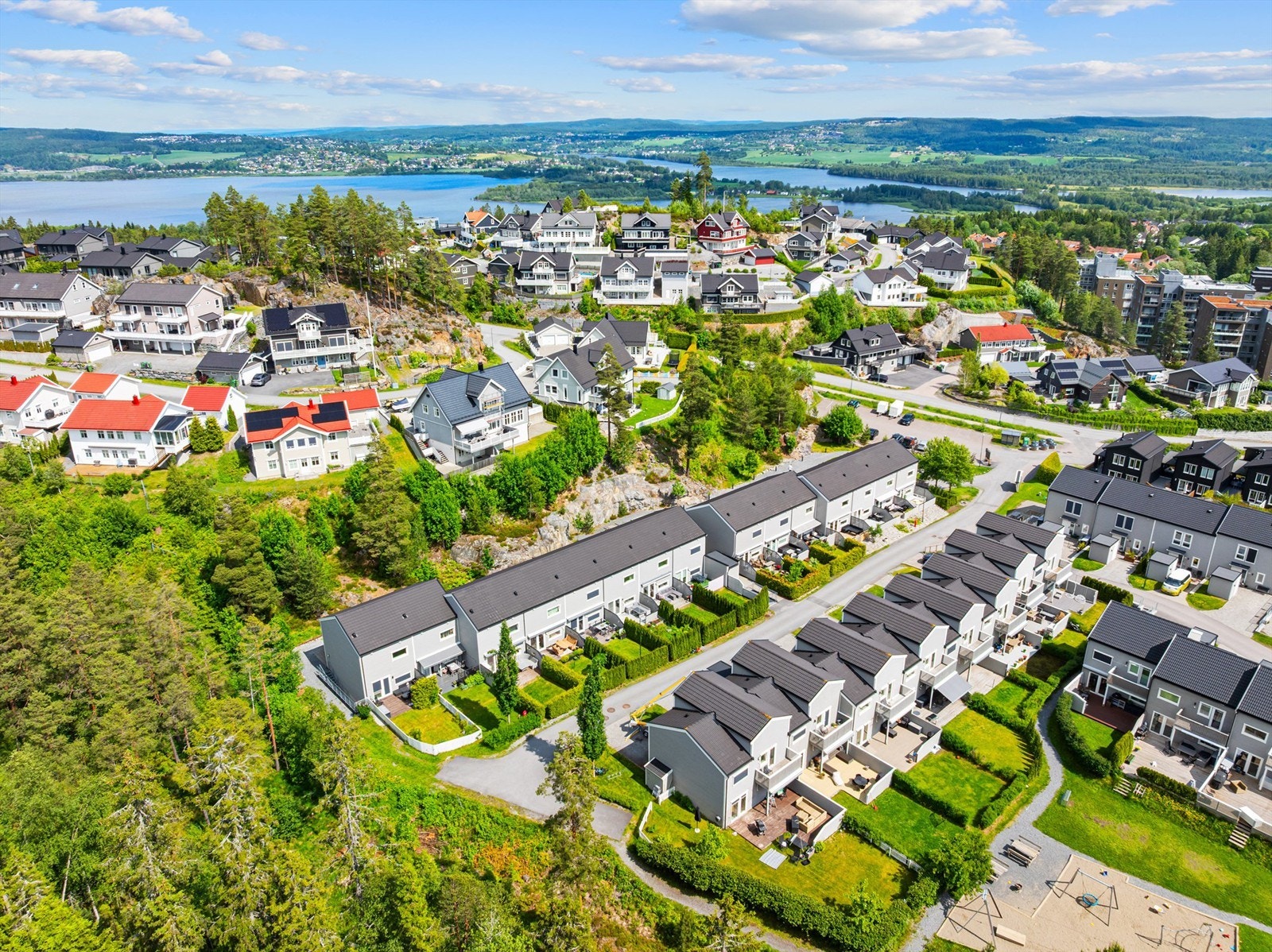 Boligen ligger med kort vei til naturen og løypenettet i Østmarka med flotte turmuligheter for familien hele året. Galleribilde