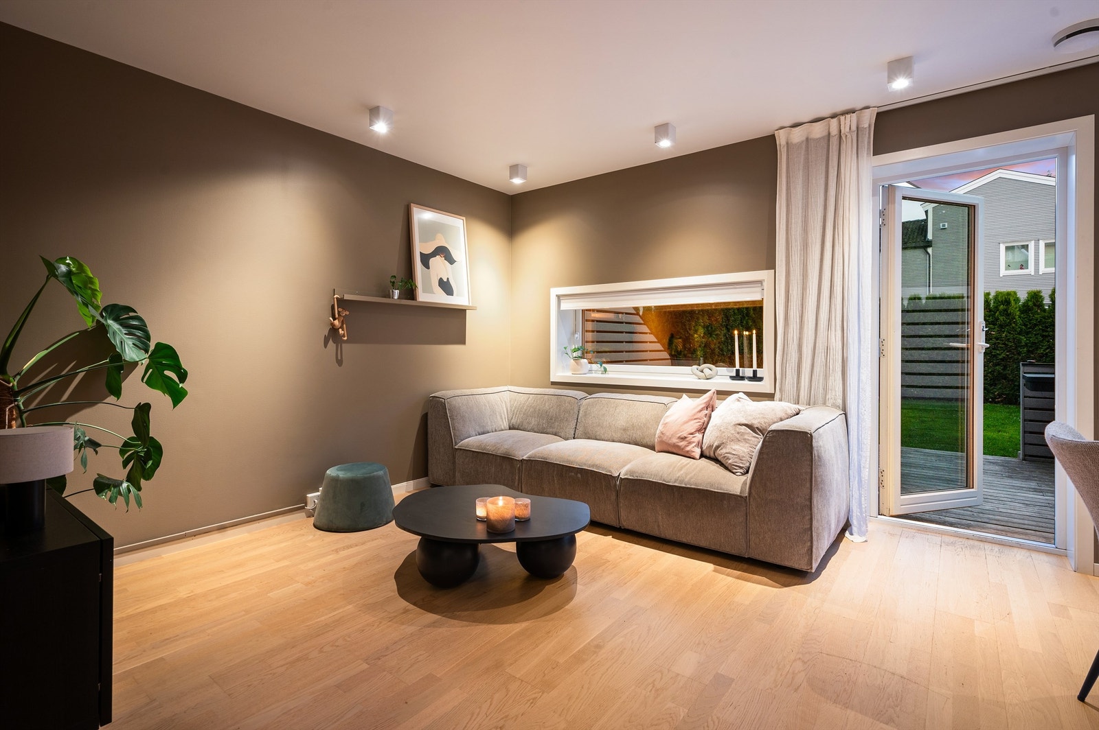 Her er det god plass til sofa med tilhørende salongbord og tv-seksjon. Galleribilde