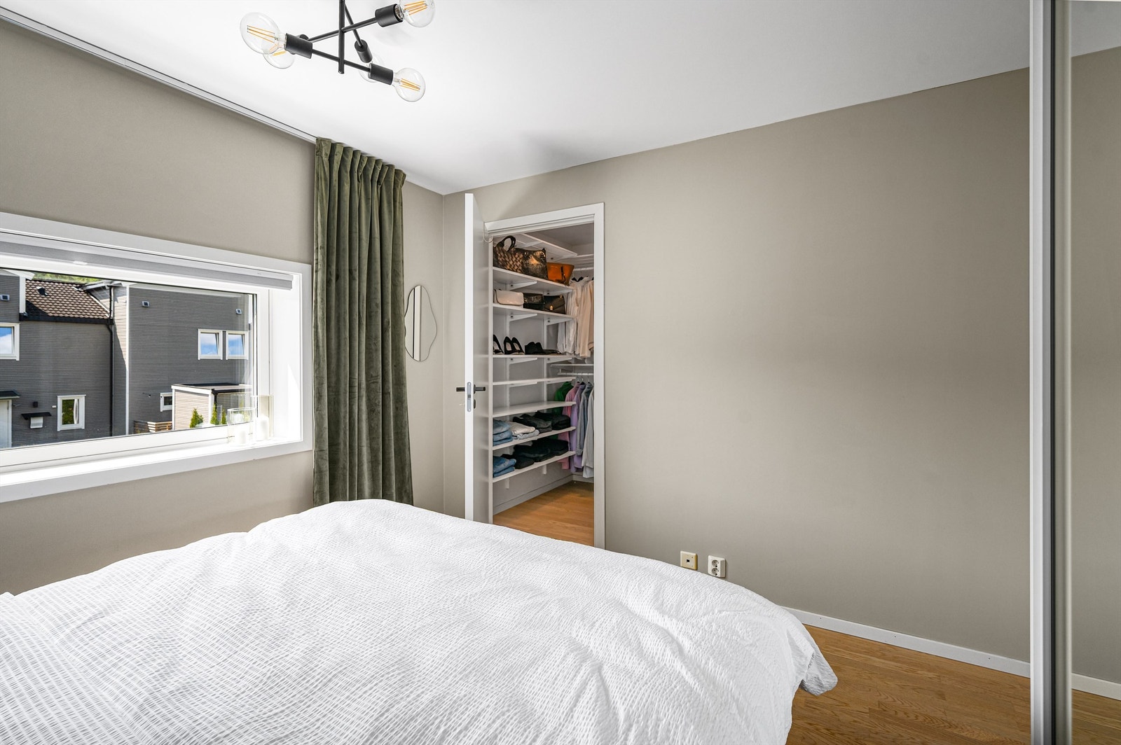 Hovedsoverommet er innredet med garderobeskap, i tillegg til en stor walk-in-garderobe. Galleribilde
