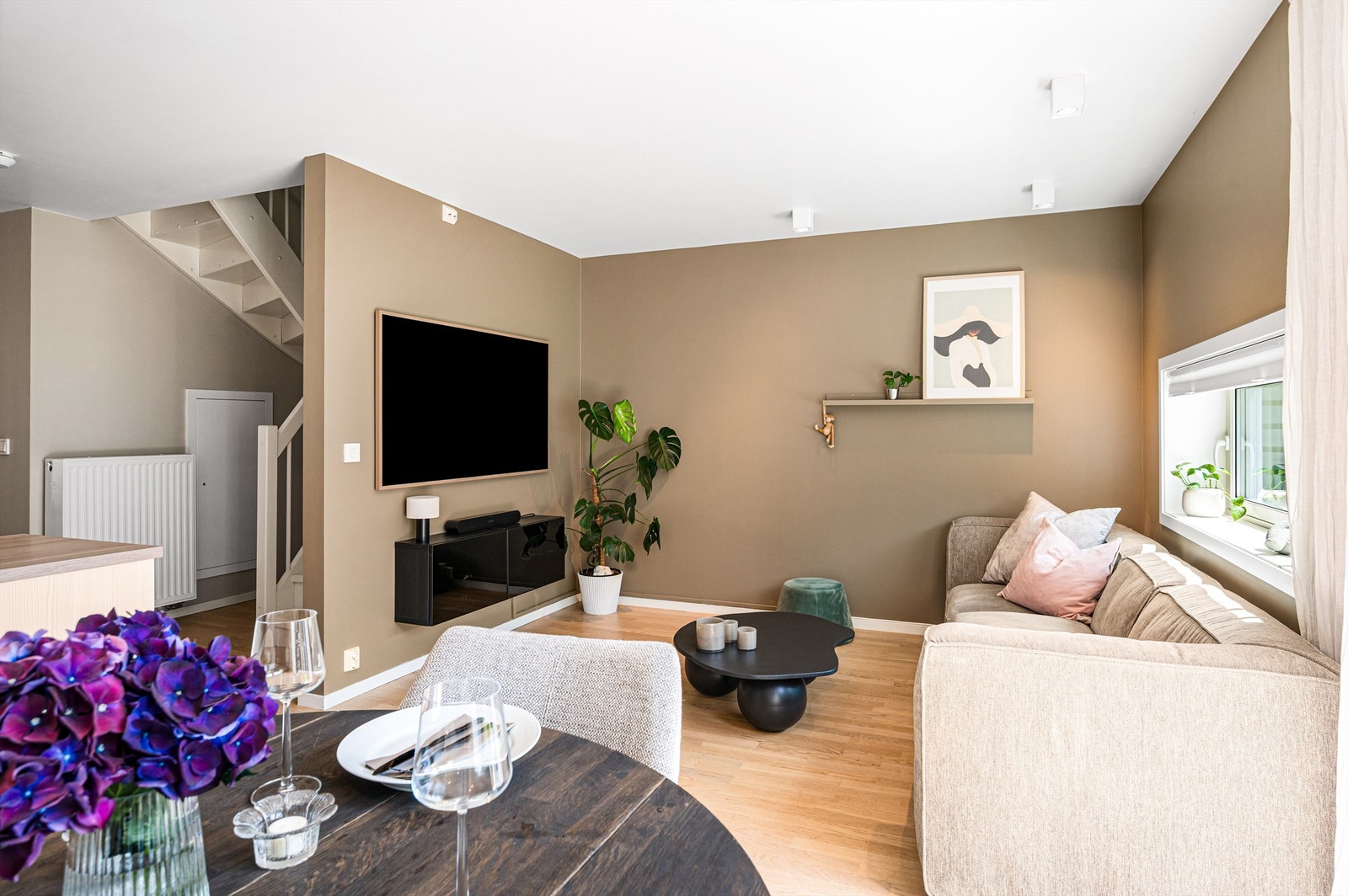 Leiligheten har vannbåren gulvvarme i entré, bad/vaskerom 1. etasje og bad 2. etasje. Radiator ved trapp til 2. etasje. Galleribilde