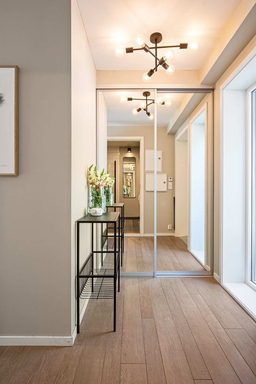 Velkommen inn! Romslig entré som gir et godt førsteinntrykk av boligen og byr på gode oppbevaringsmuligheter i romslig garderobeskap. Galleribilde