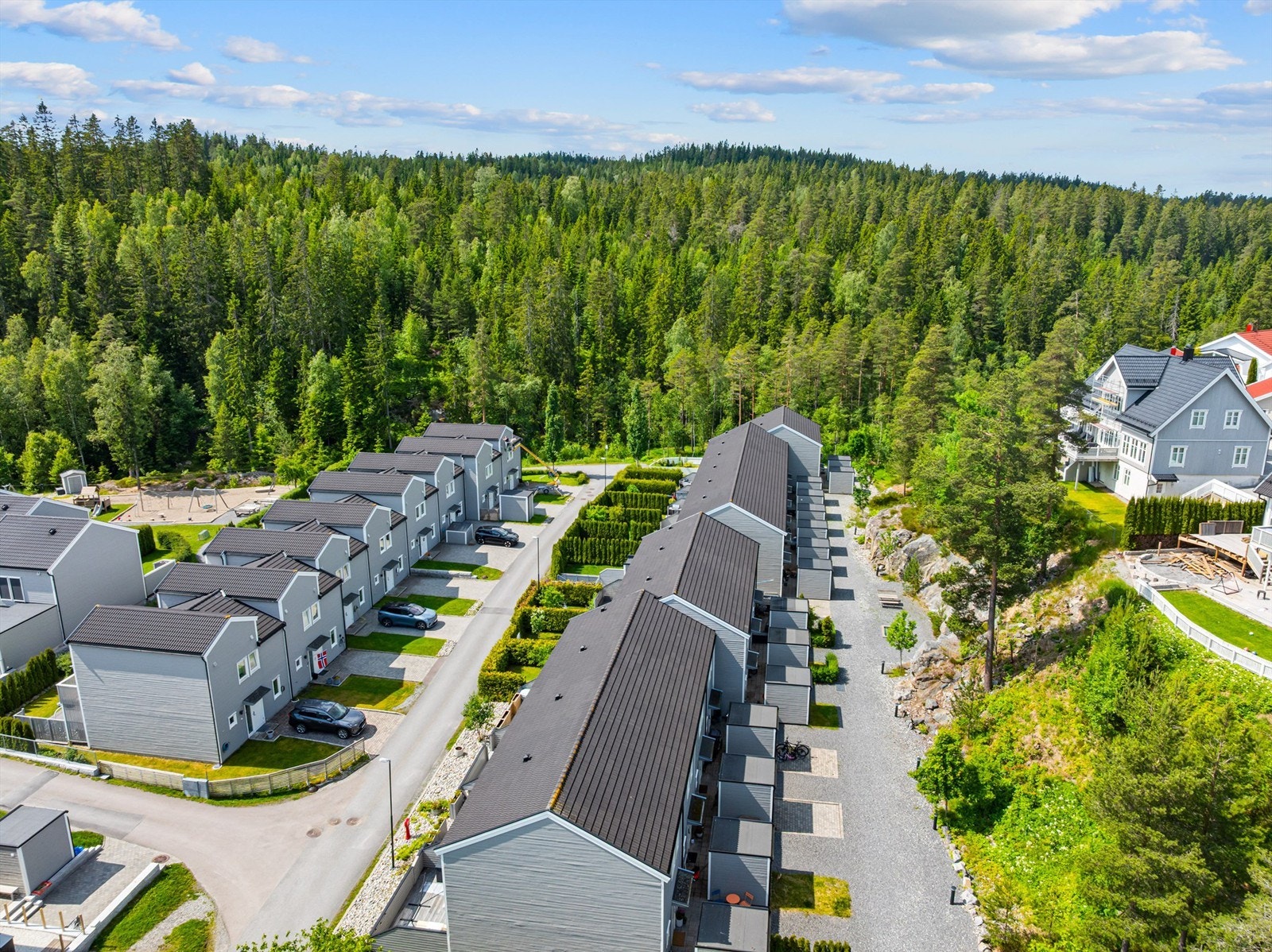 Tristilsvingen ligger i et familievennlig boligfelt på Hektner i Rælingen kommune - omkring 7 km fra Lillestrøm by. Galleribilde