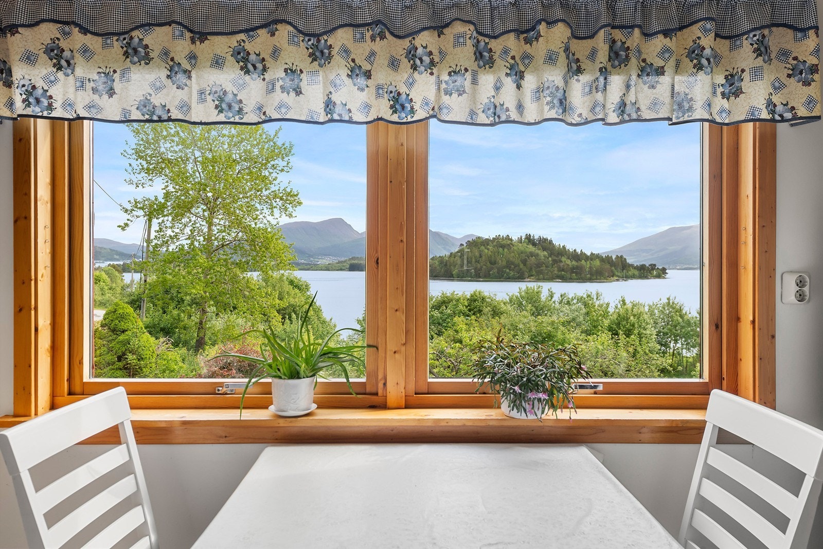 Flott utsikt kan nytes fra kjøkkenet Galleribilde