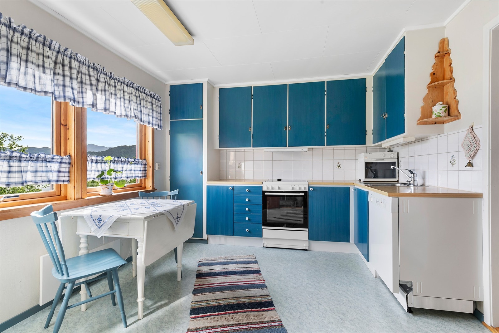 Begge kjøkken med opplegg for frittstående hvitevarer Galleribilde