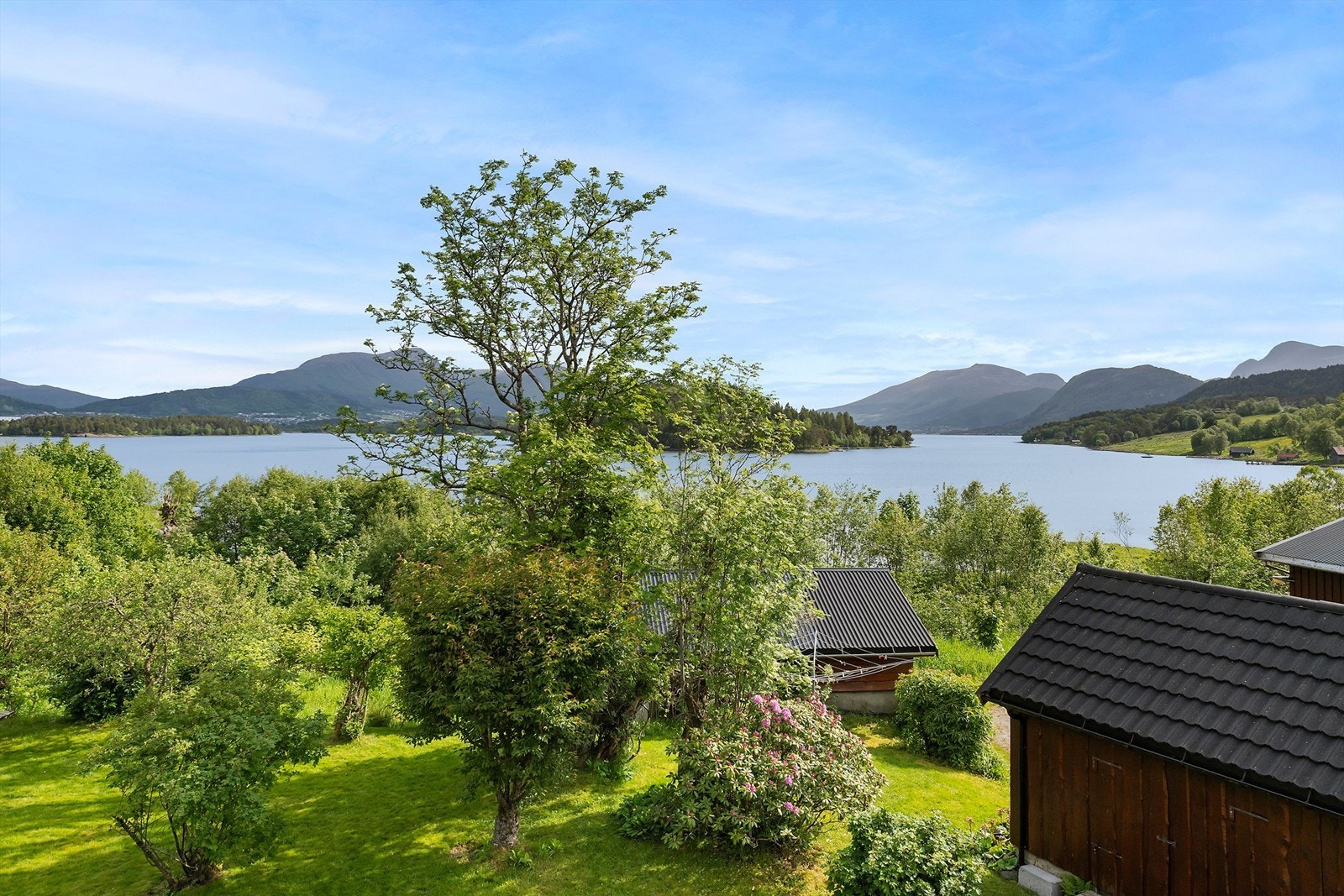 I tillegg er det en pent opparbeidet tomt med store grøntareal og prydbusker Galleribilde