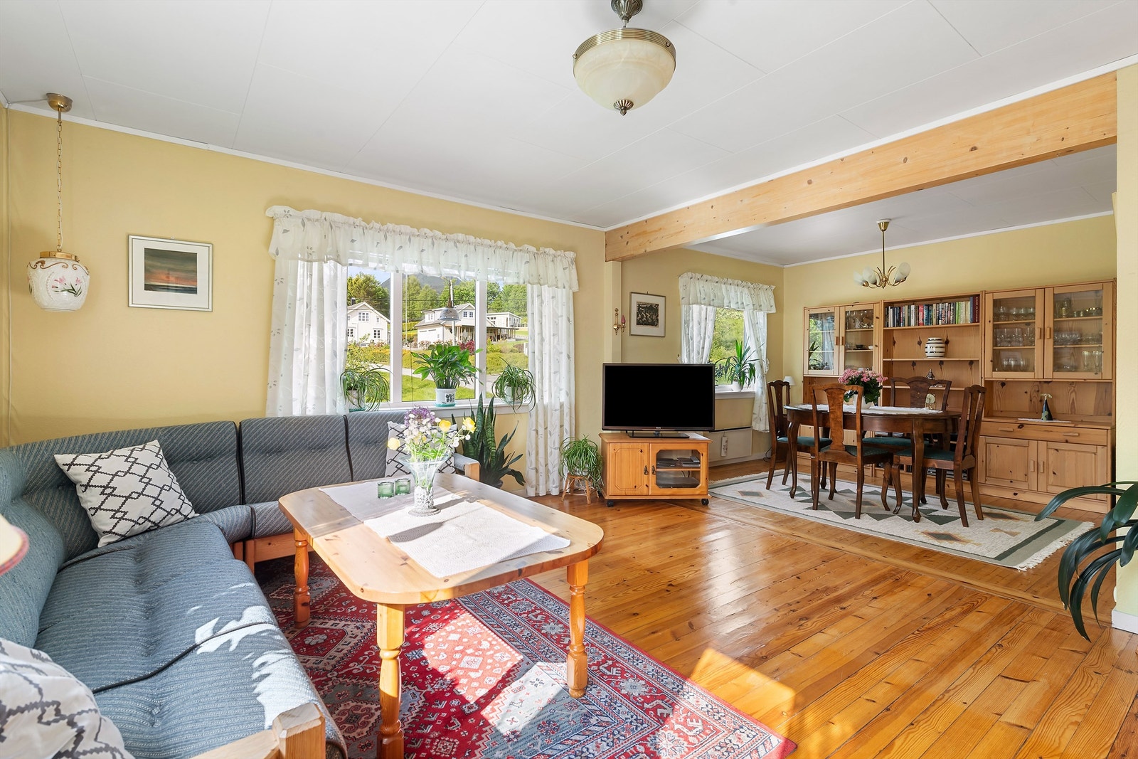 Romslig og lys stue med mulighet for flere sittegrupper Galleribilde