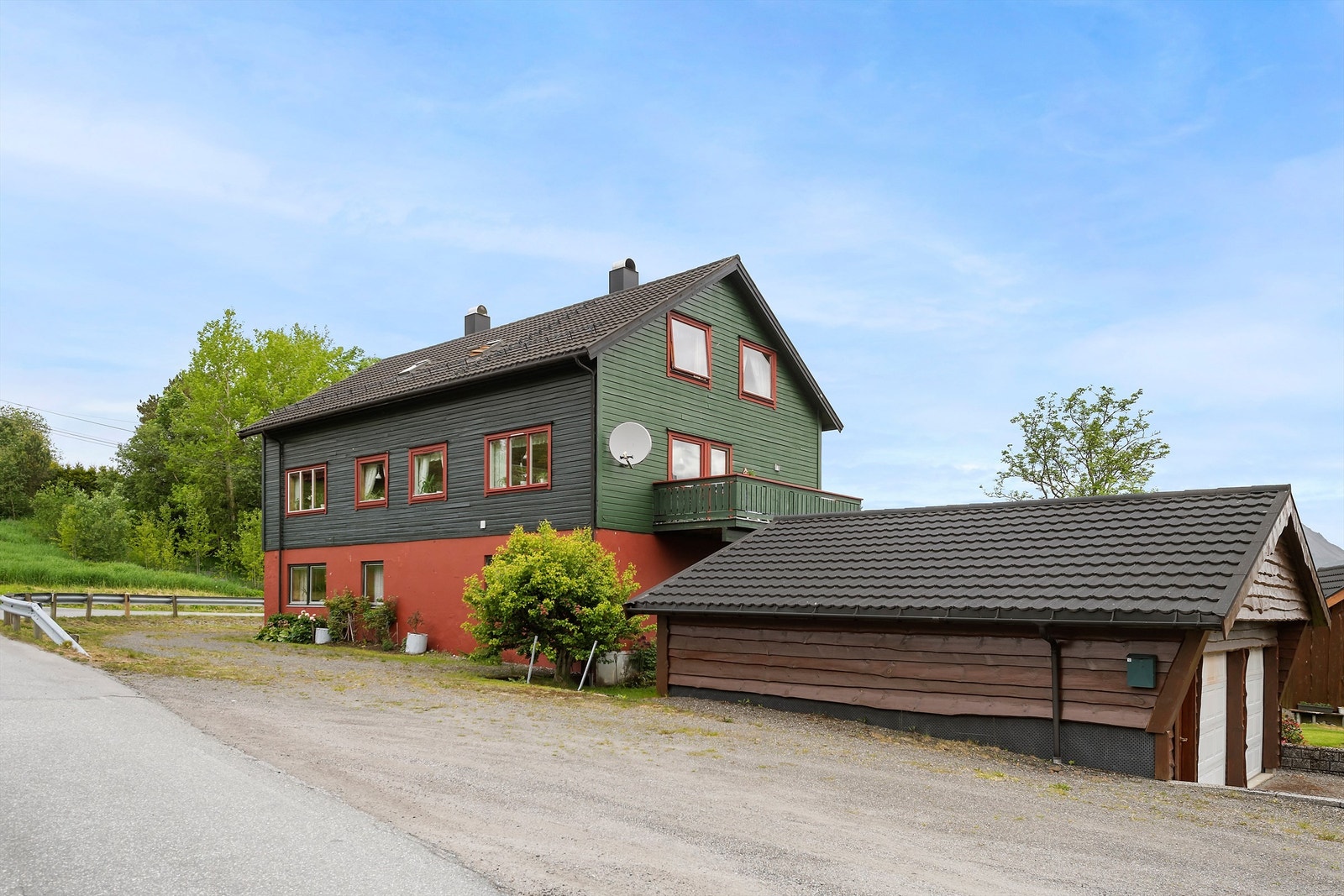 Det er oppført en frittstående dobbelgarasje på eiendommen Galleribilde